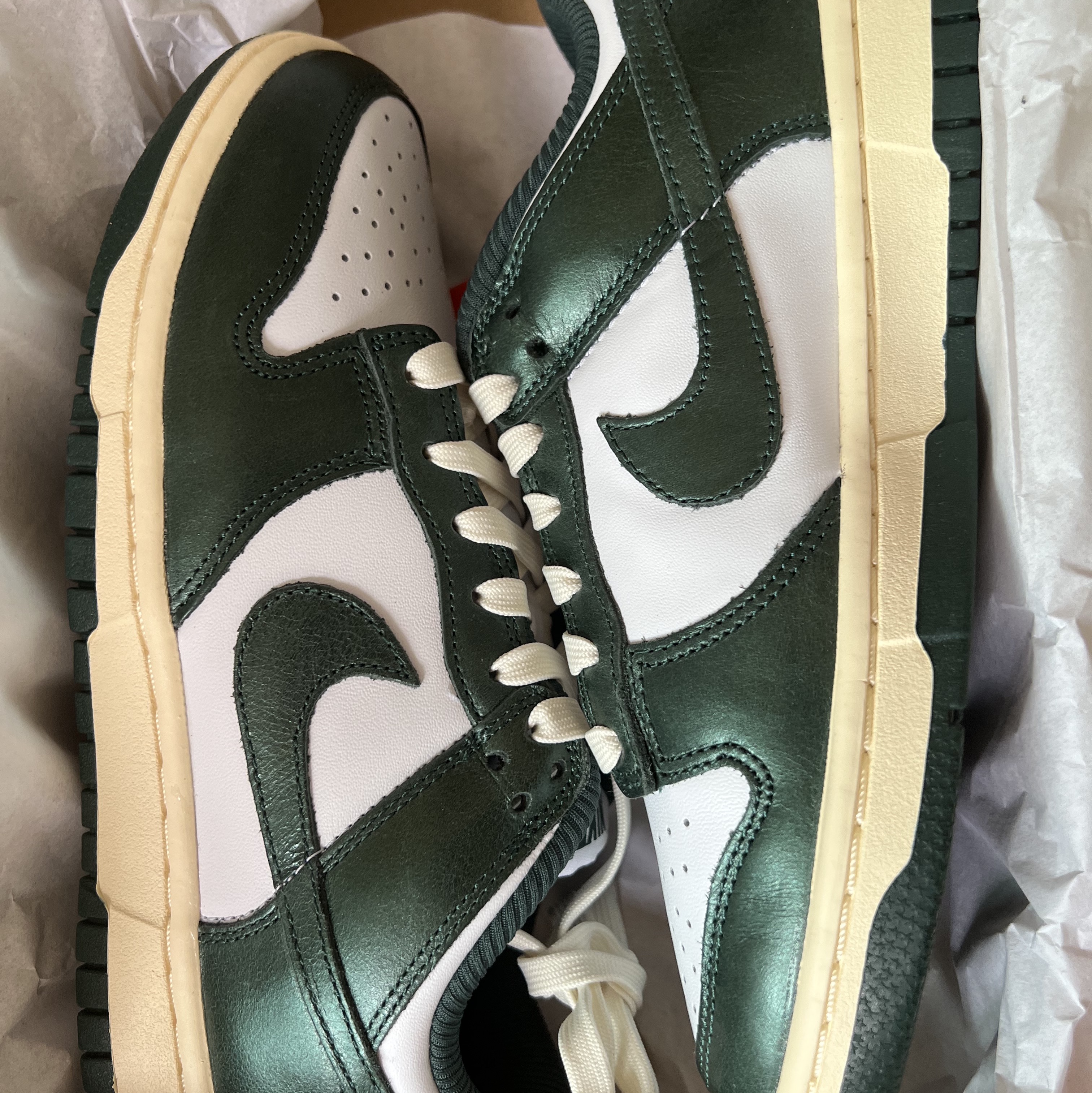 (W) Nike Dunk Low Vintage Green 착용 스타일 - 2
