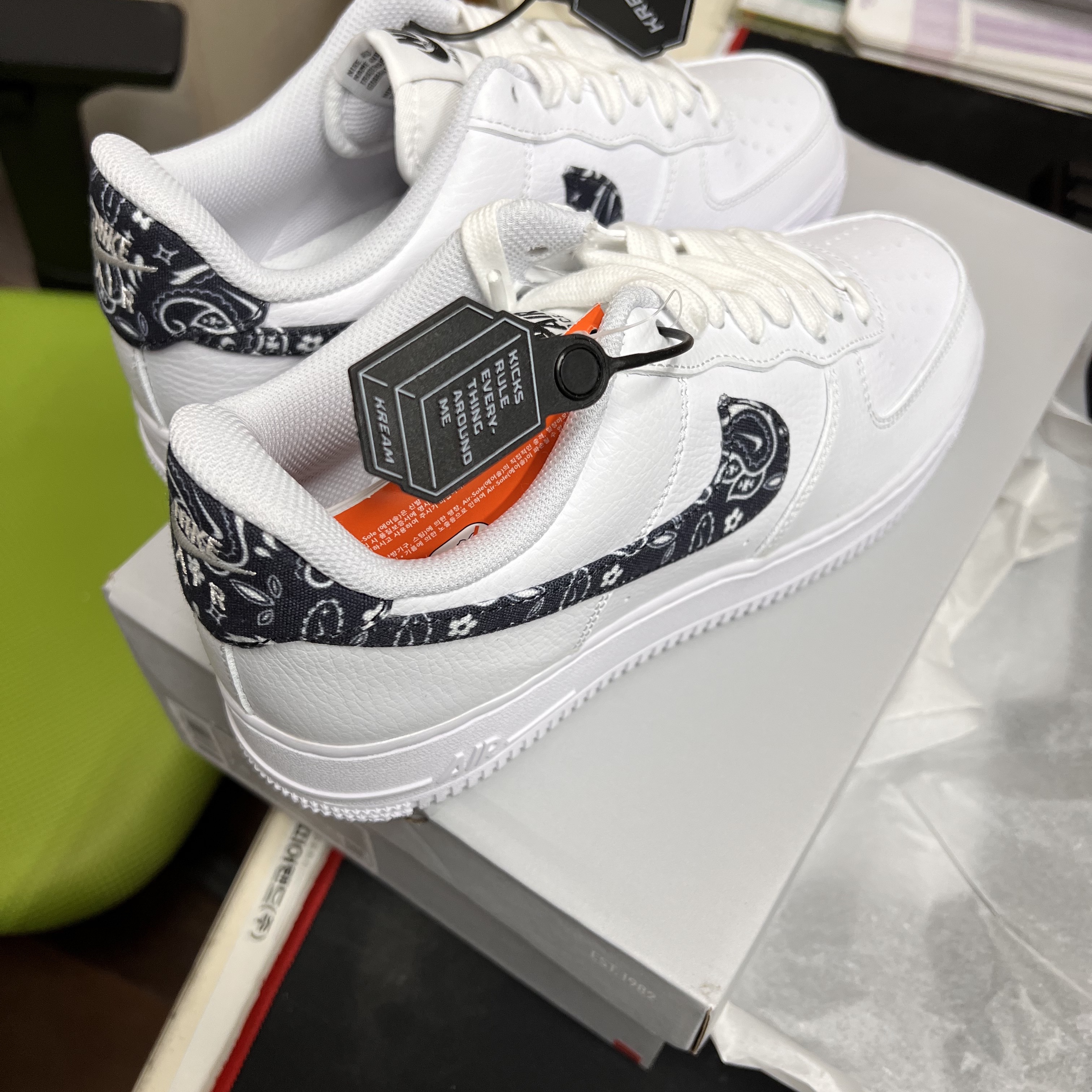 (W) Nike Air Force 1 '07 Essential Paisley Swoosh White Black 착용 스타일 - 2