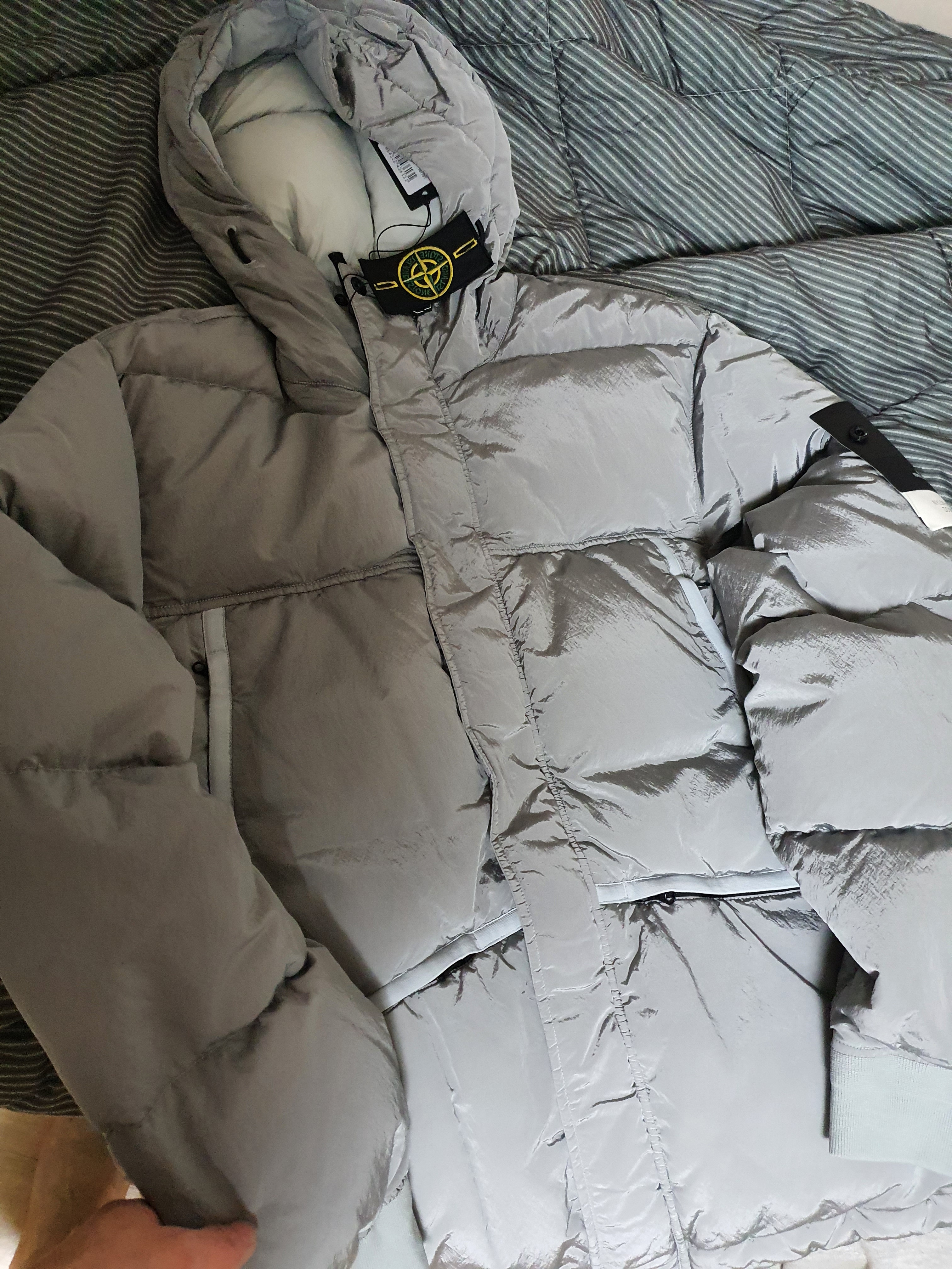 Stone Island 44508 Nylon Metal Down-TC Jacket Light Grey - 21FW, Jordan 1 Retro High OG Gym Red 착용 스타일 - 5
