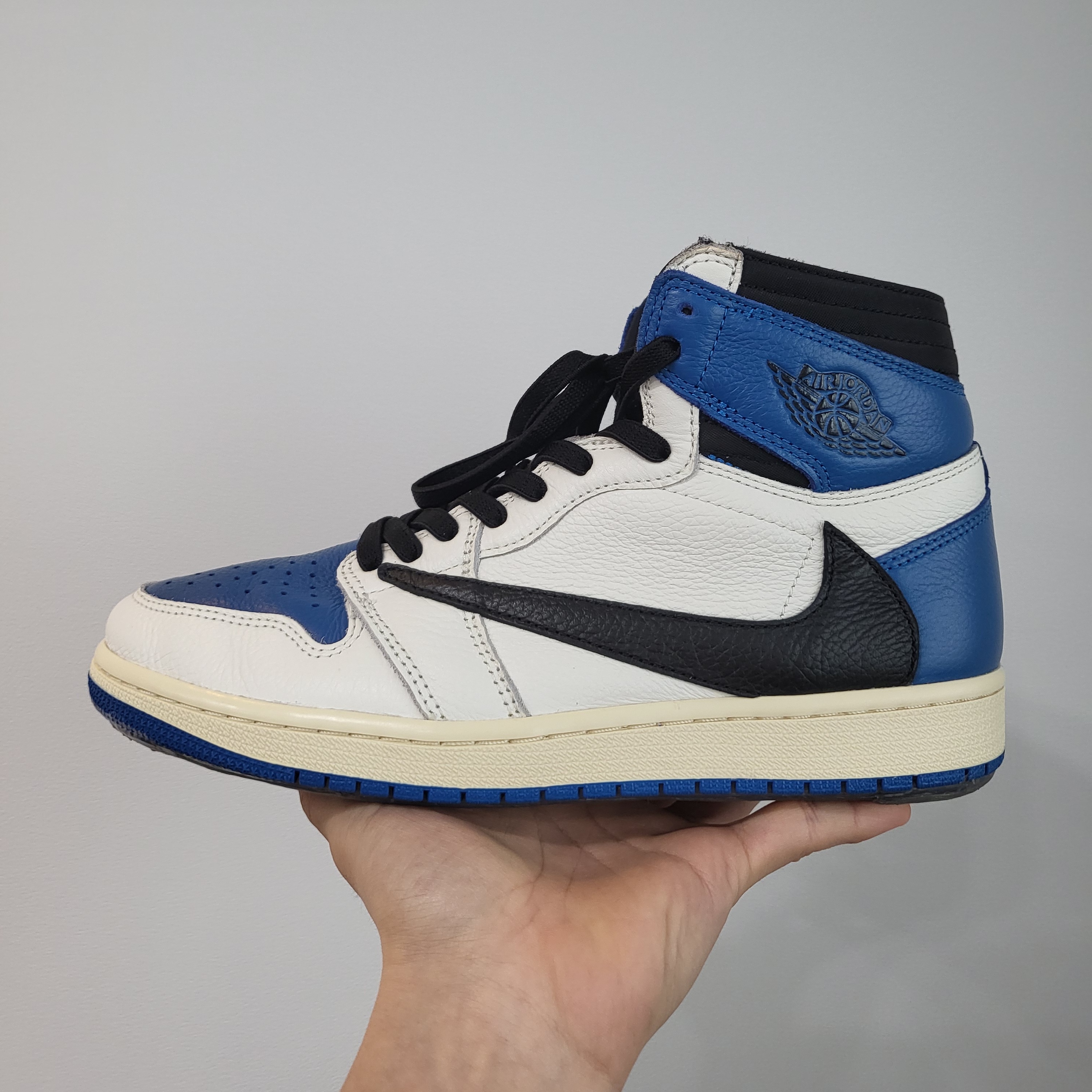 Jordan 1 x Travis Scott x Fragment Retro High OG SP Military Blue 착용 스타일 - 1