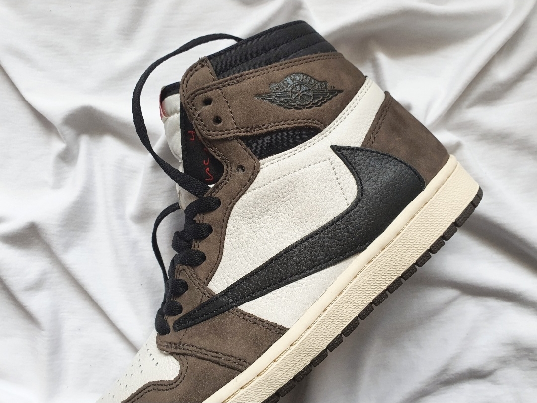 Jordan 1 x Travis Scott Retro High OG SP Mocha 착용 스타일 - 3