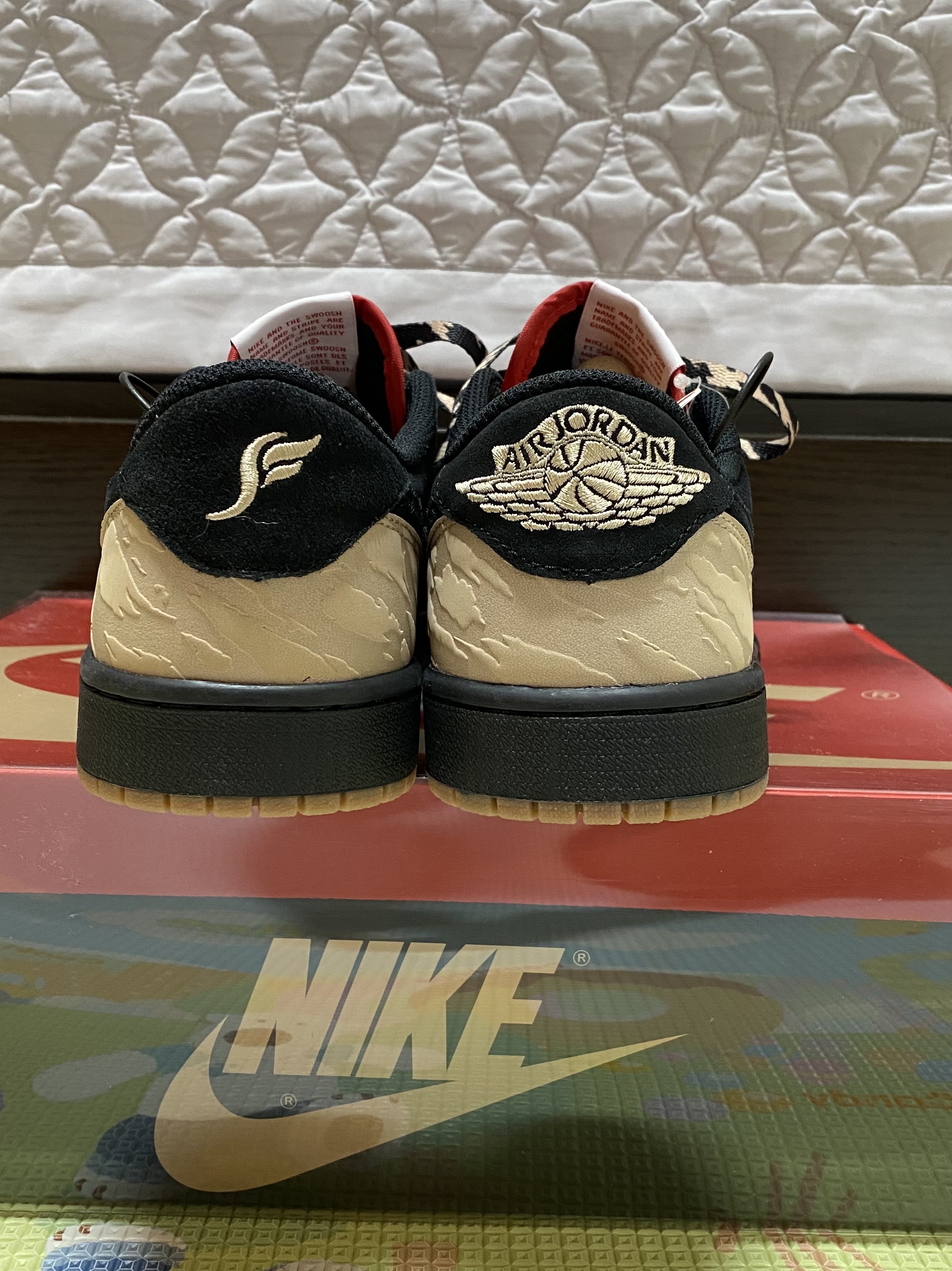 Jordan 1 x SoleFly Retro Low OG SP Black and Sport Red 착용 스타일 - 4