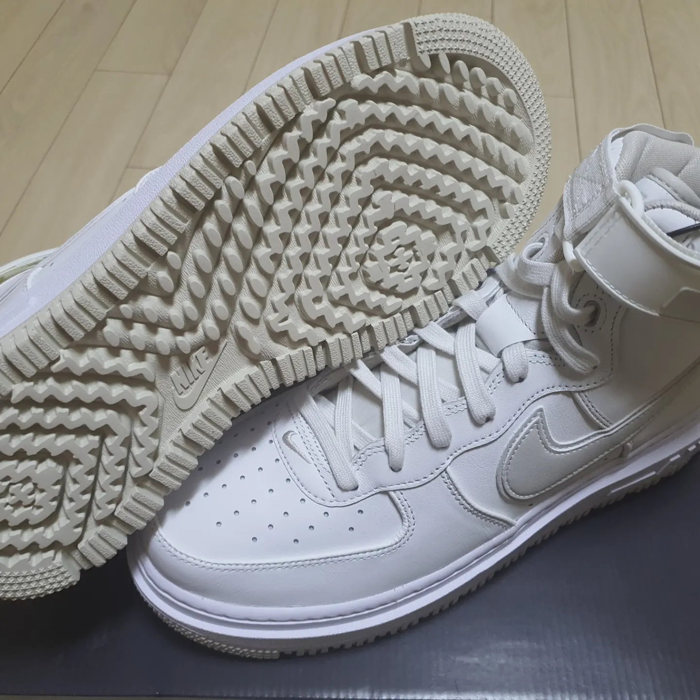 Nike Air Force 1 Boot Summit White Light Bone 착용 스타일 - 3