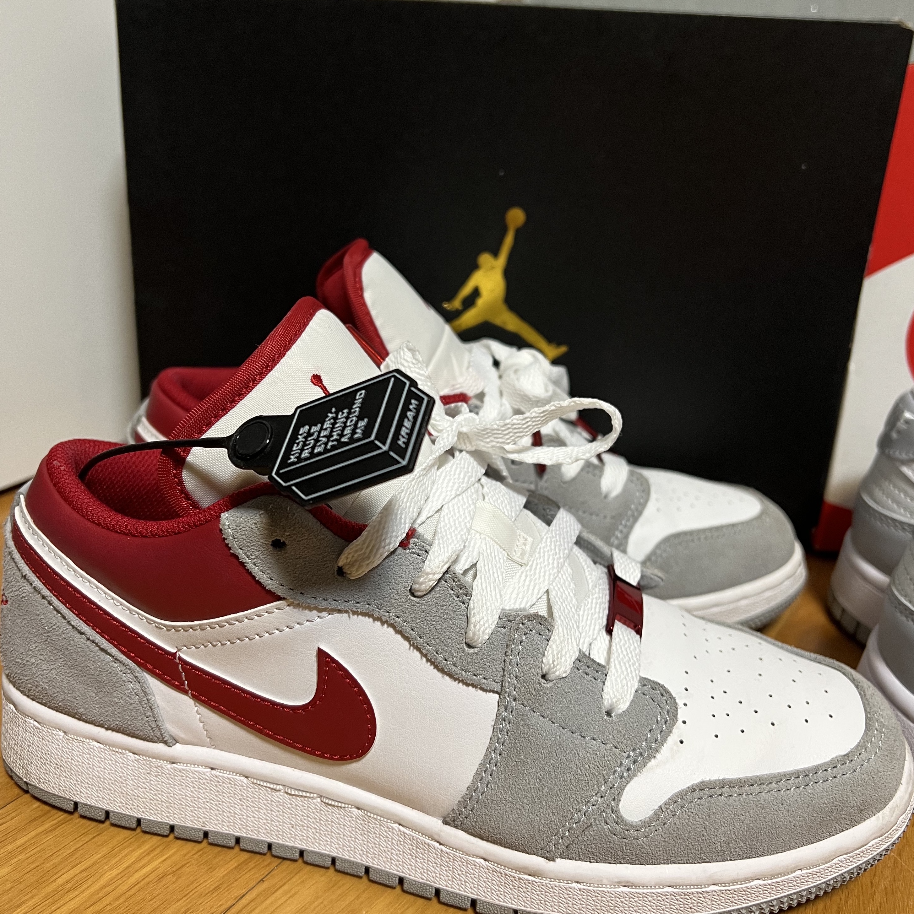 (GS) Jordan 1 Low SE Light Smoke Grey Gym Red, Nike Dunk Low Retro Wolf Grey 착용 스타일 - 1