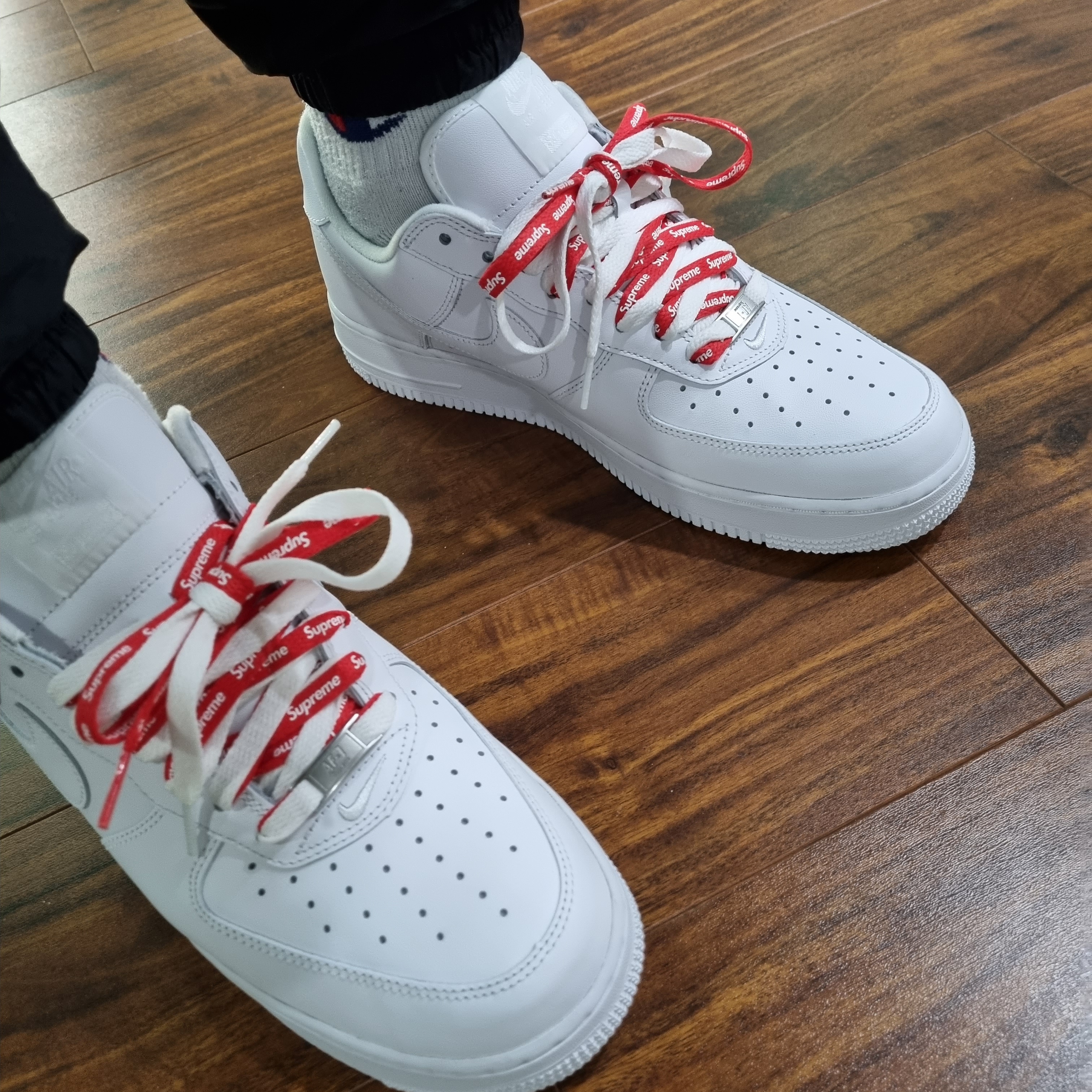 Nike x Supreme Air Force 1 Low White 착용 스타일 - 1