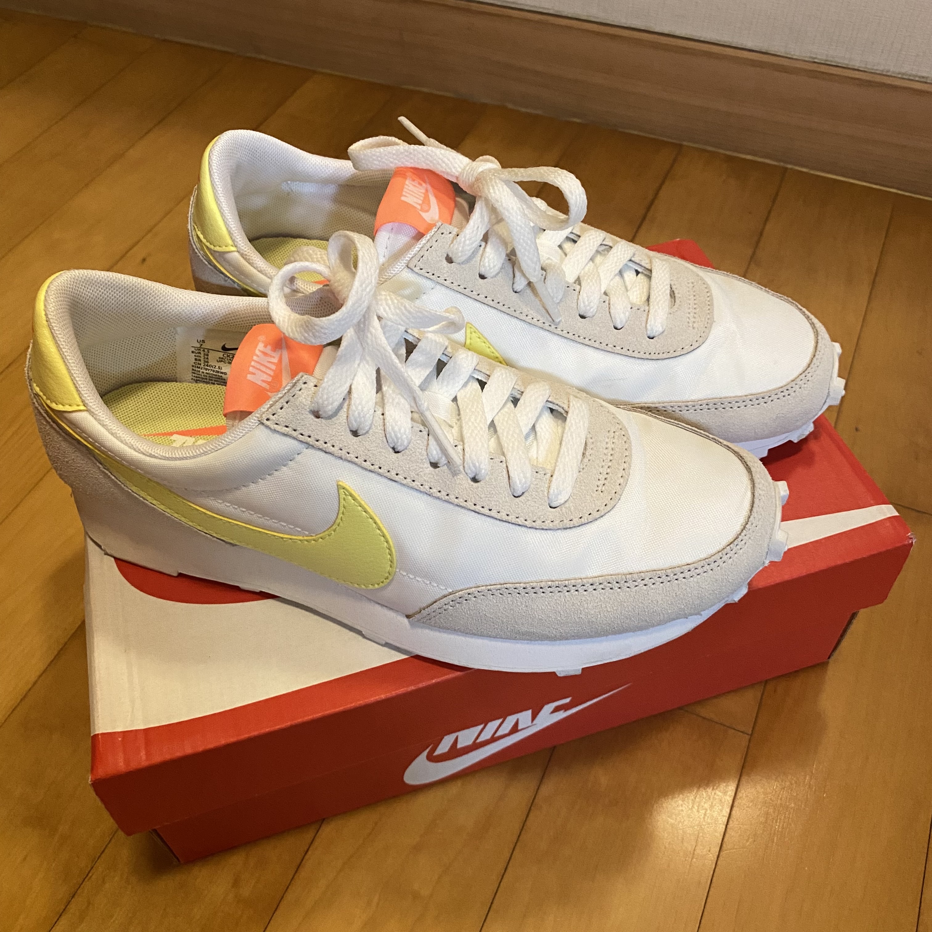(W) Nike Daybreak Pale Ivory Light Zitron Bright Mango 착용 스타일 - 2