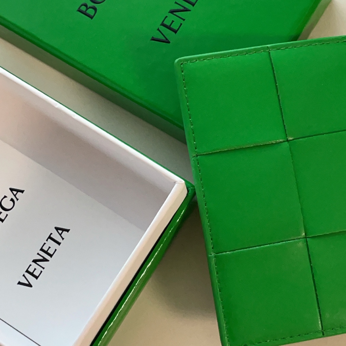 Bottega Veneta Credit Card Case Calfskin Parakeet 착용 스타일