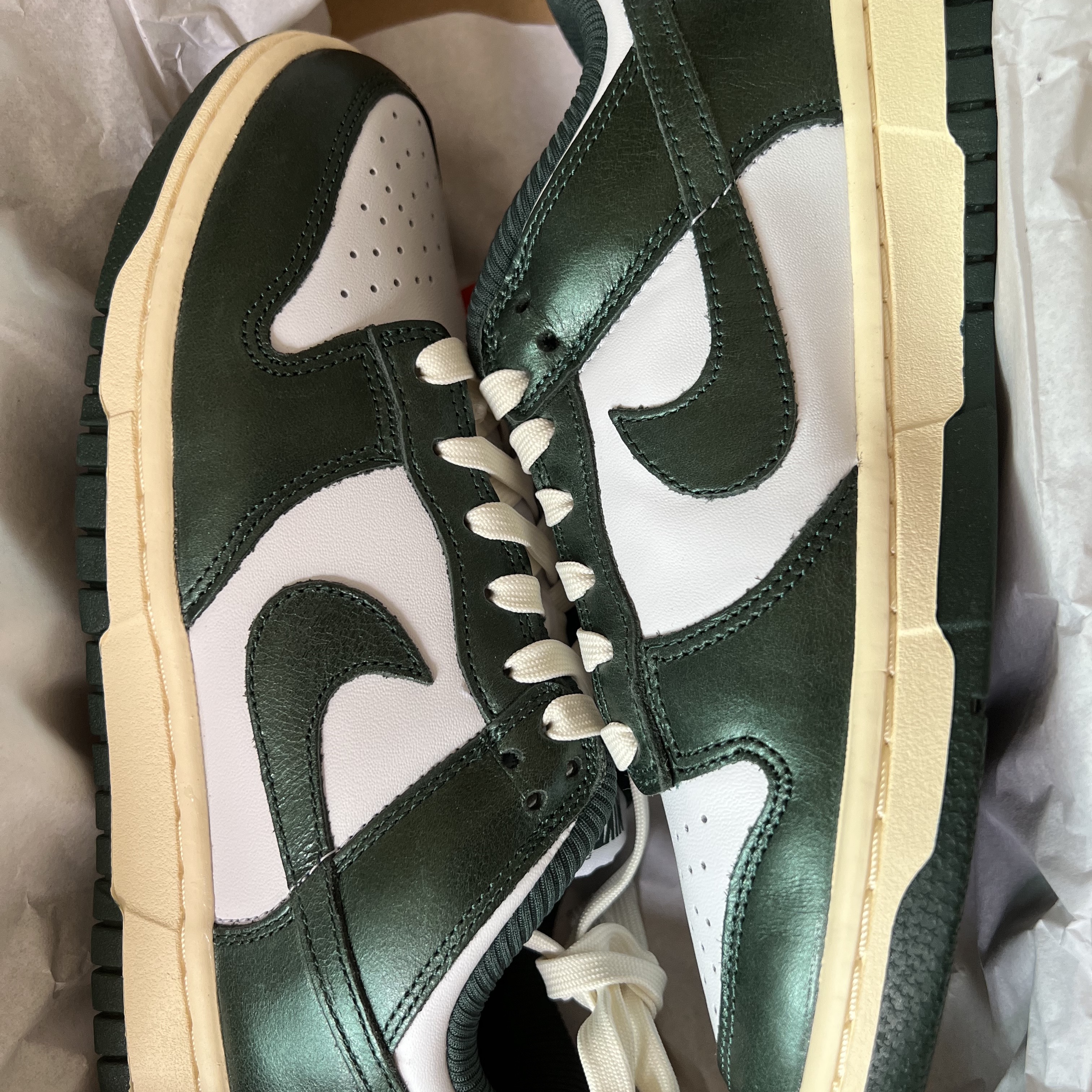 (W) Nike Dunk Low Vintage Green 착용 스타일 - 1