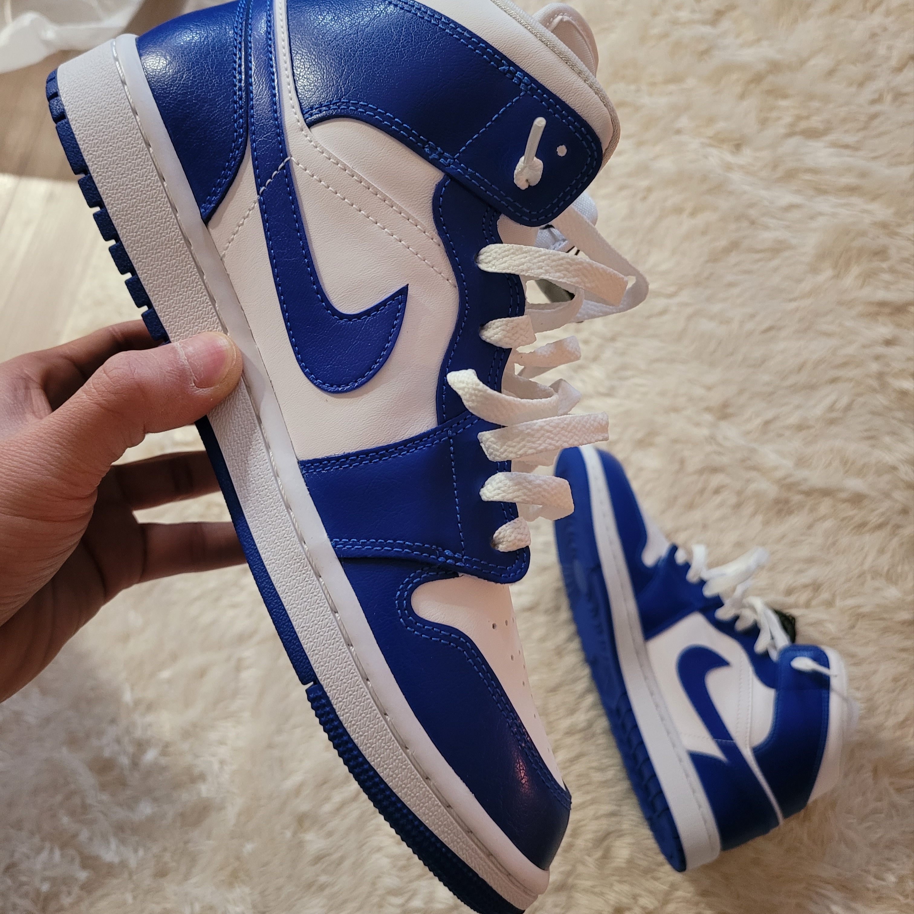 (W) Jordan 1 Mid White Hyper Royal 착용 스타일