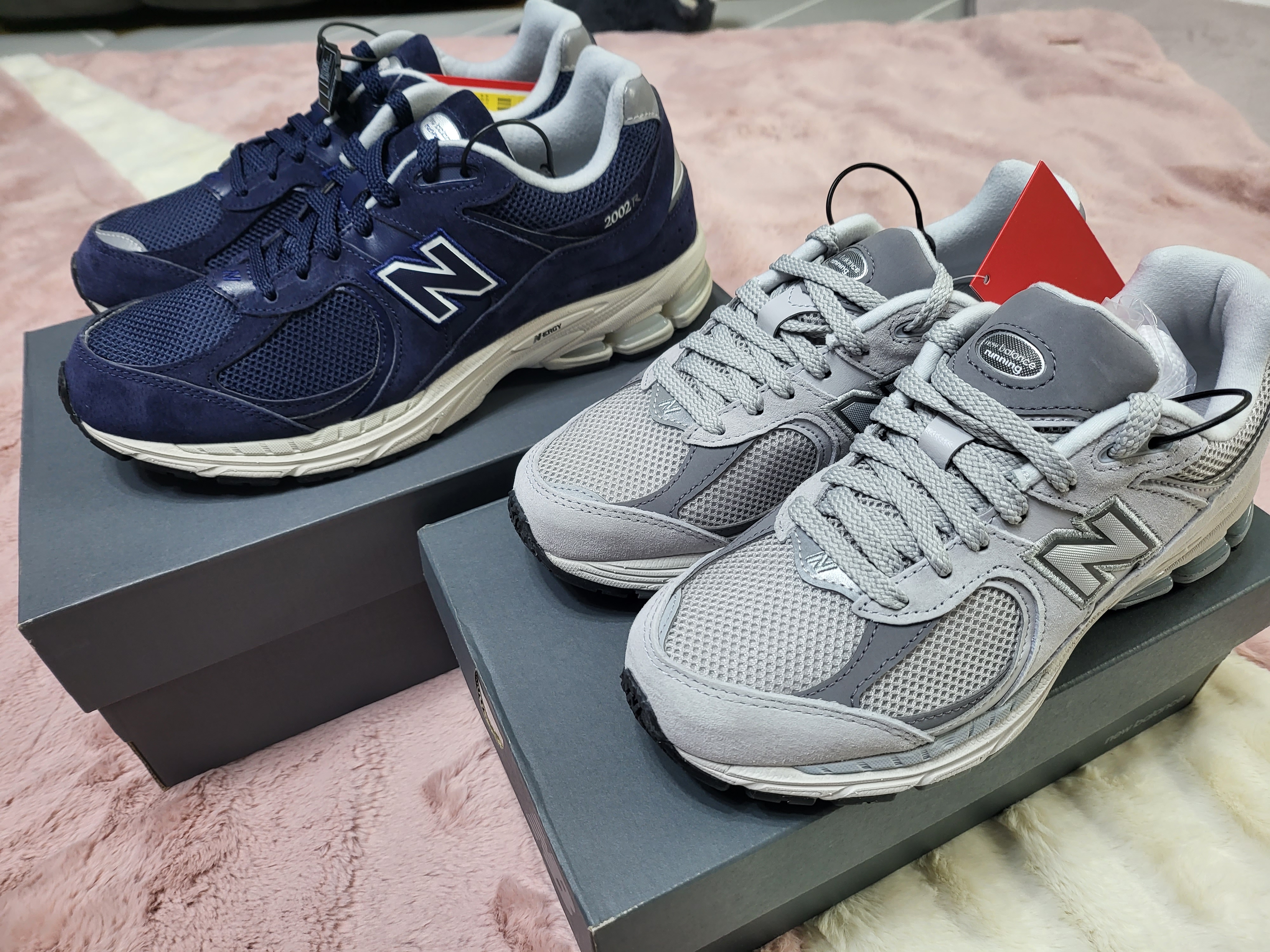 New Balance 2002R T2 Gray, New Balance 2002R Navy 착용 스타일