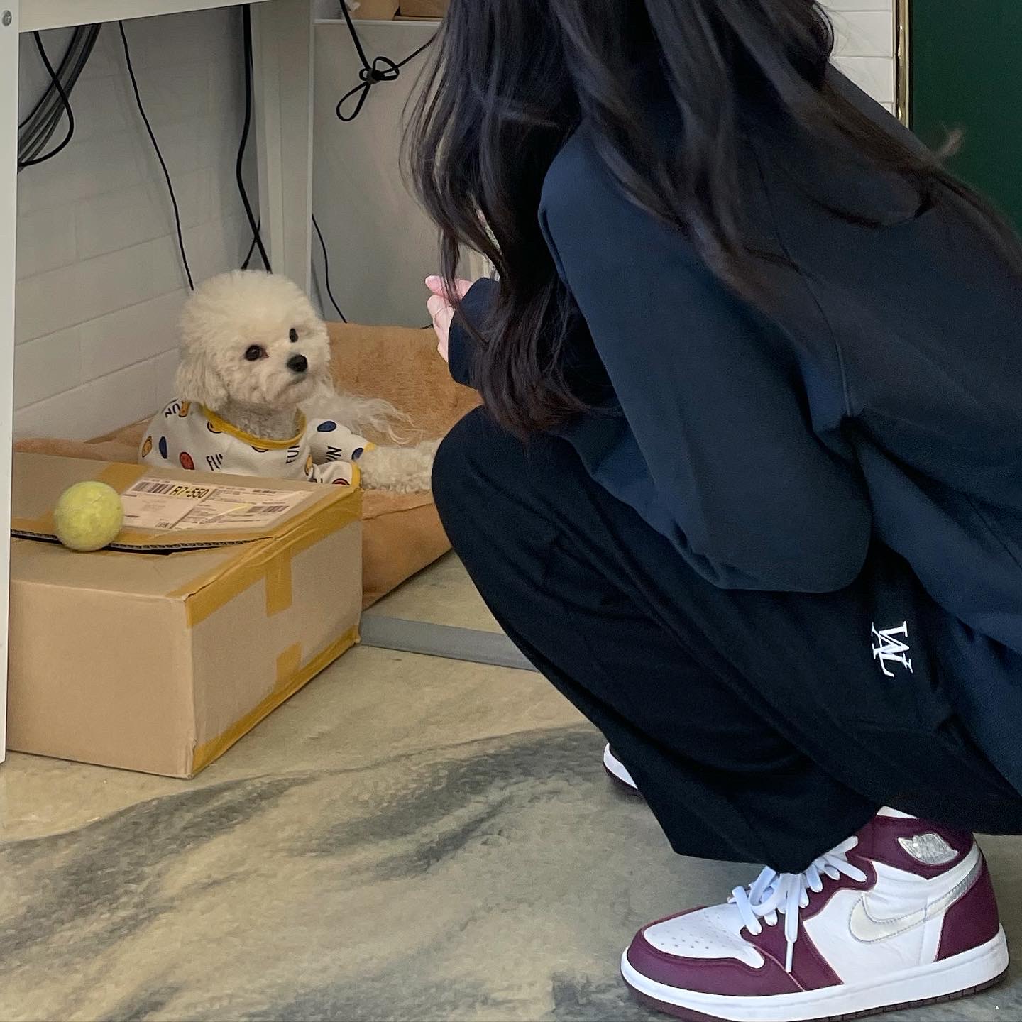 Jordan 1 Retro High OG Bordeaux, Maison Kitsune Double Fox Head Patch Classic Sweatshirt Anthracite 착용 스타일 - 1