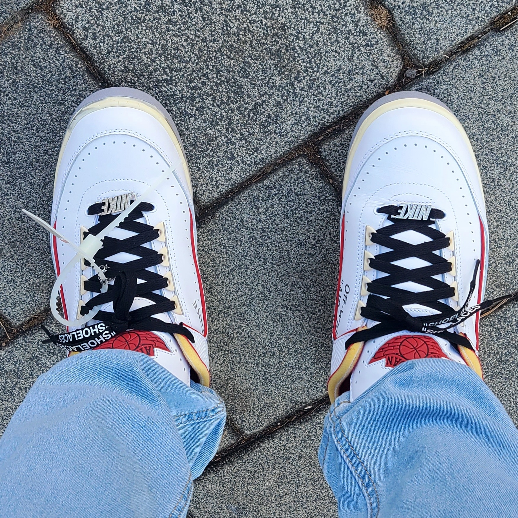 Jordan 2 x Off-White Retro Low SP White and Varsity Red 착용 스타일 - 5