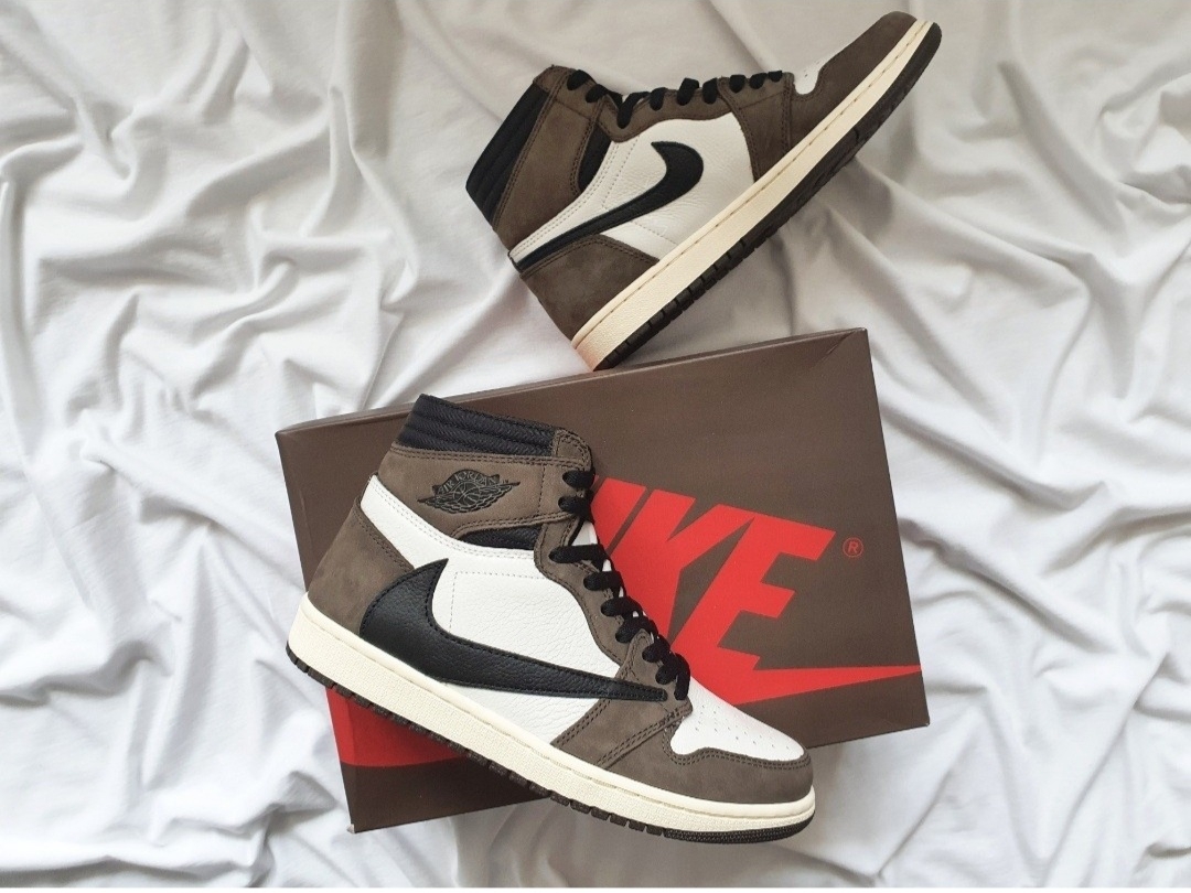 Jordan 1 x Travis Scott Retro High OG SP Mocha 착용 스타일 - 2