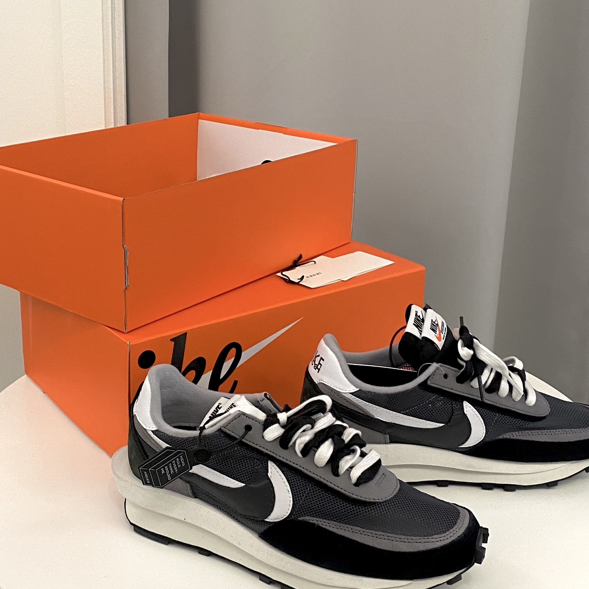 Nike x Sacai LDWaffle Black 착용 스타일 - 2
