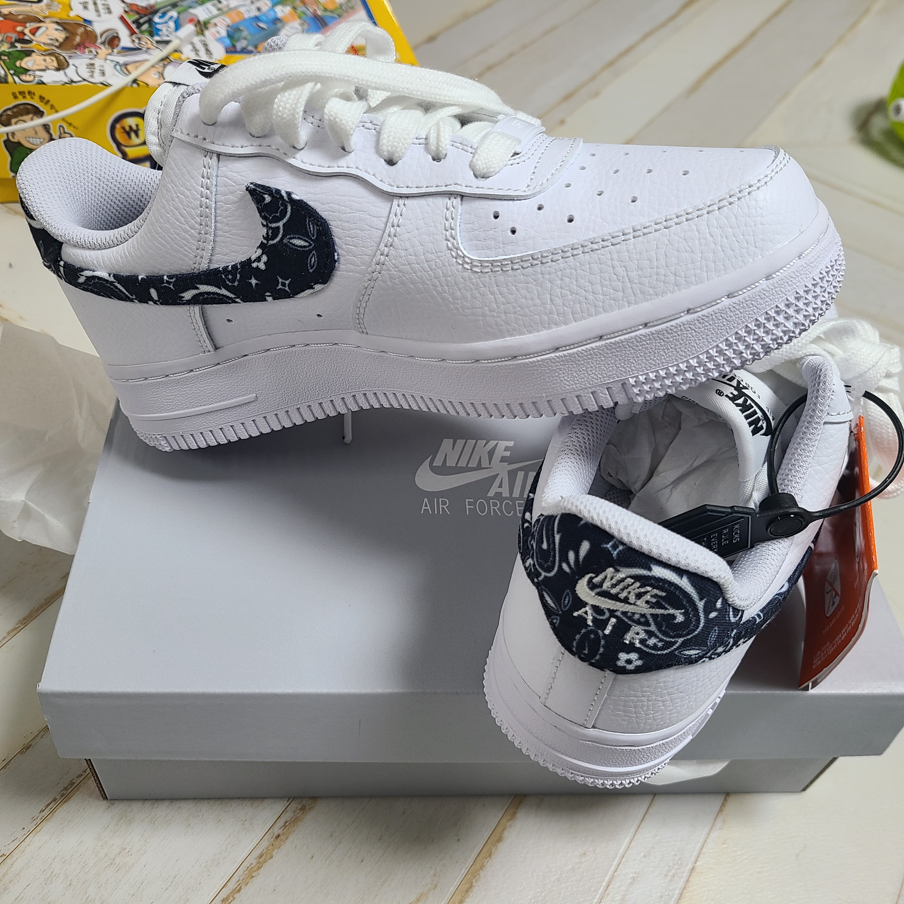 (W) Nike Air Force 1 '07 Essential Paisley Swoosh White Black 착용 스타일