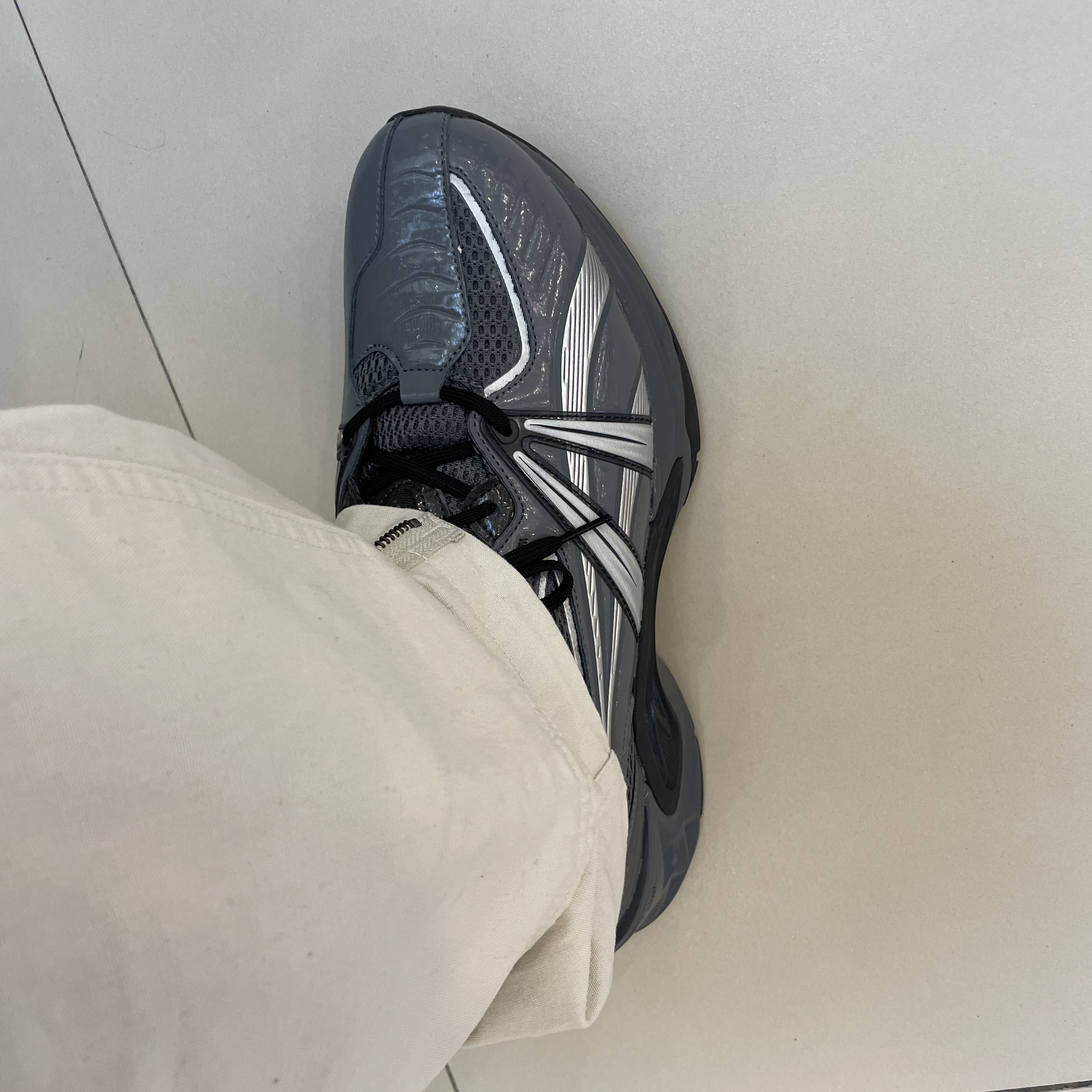 Asics HN2-S Protoblast Steel Grey 착용 스타일