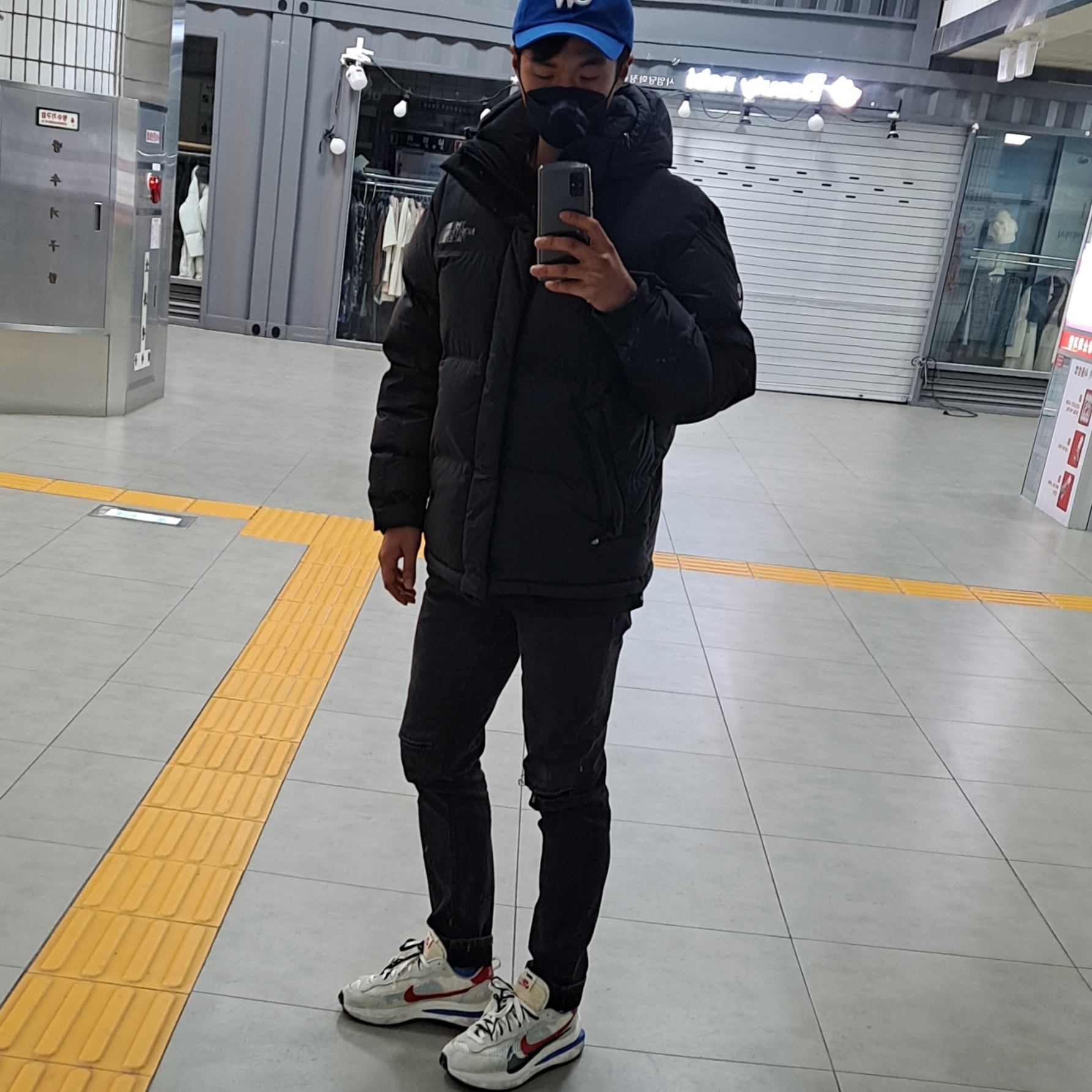Nike x Sacai VaporWaffle Royal Fuchsia 착용 스타일 - 1