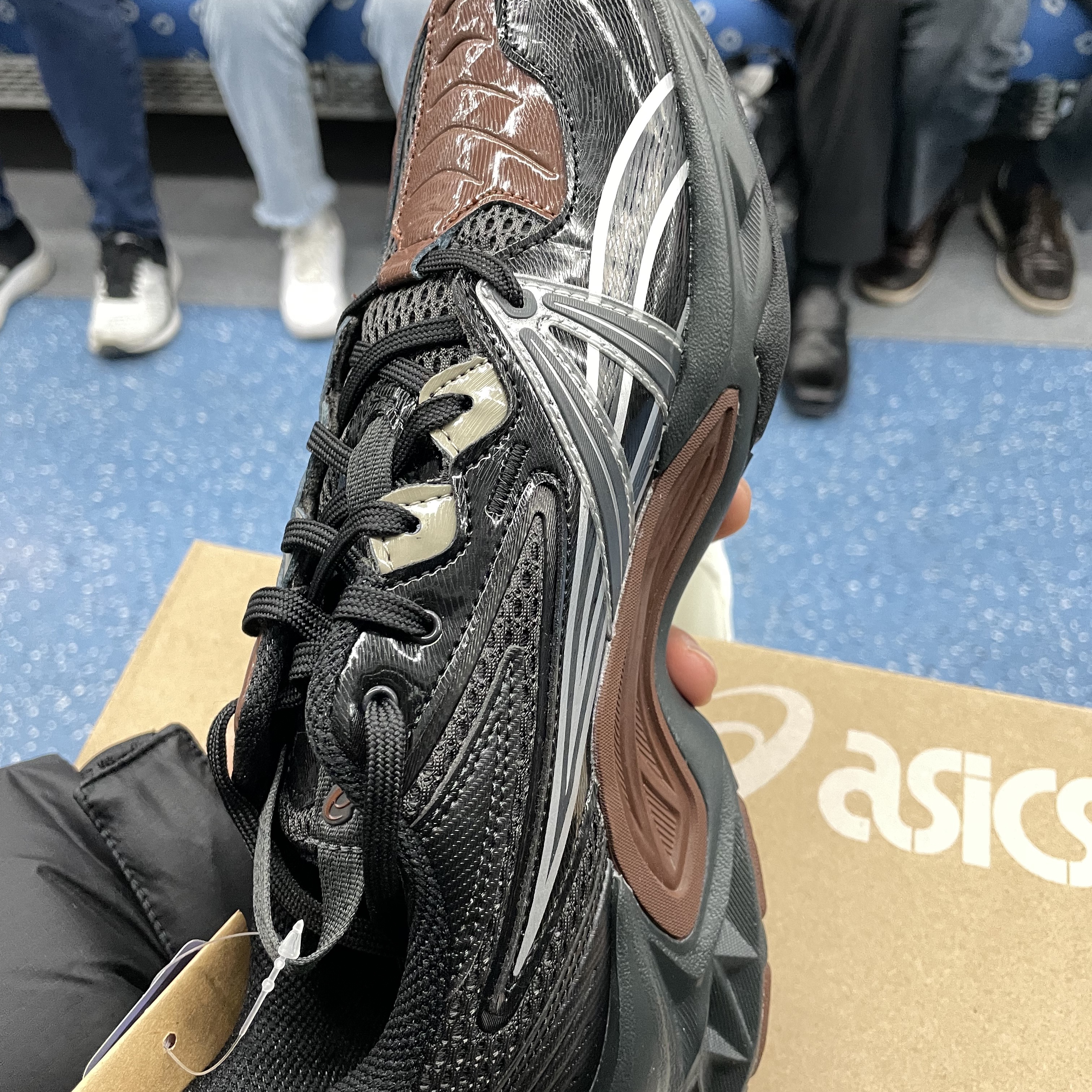 Asics HN2-S Protoblast Chocolate Brown 착용 스타일 - 2