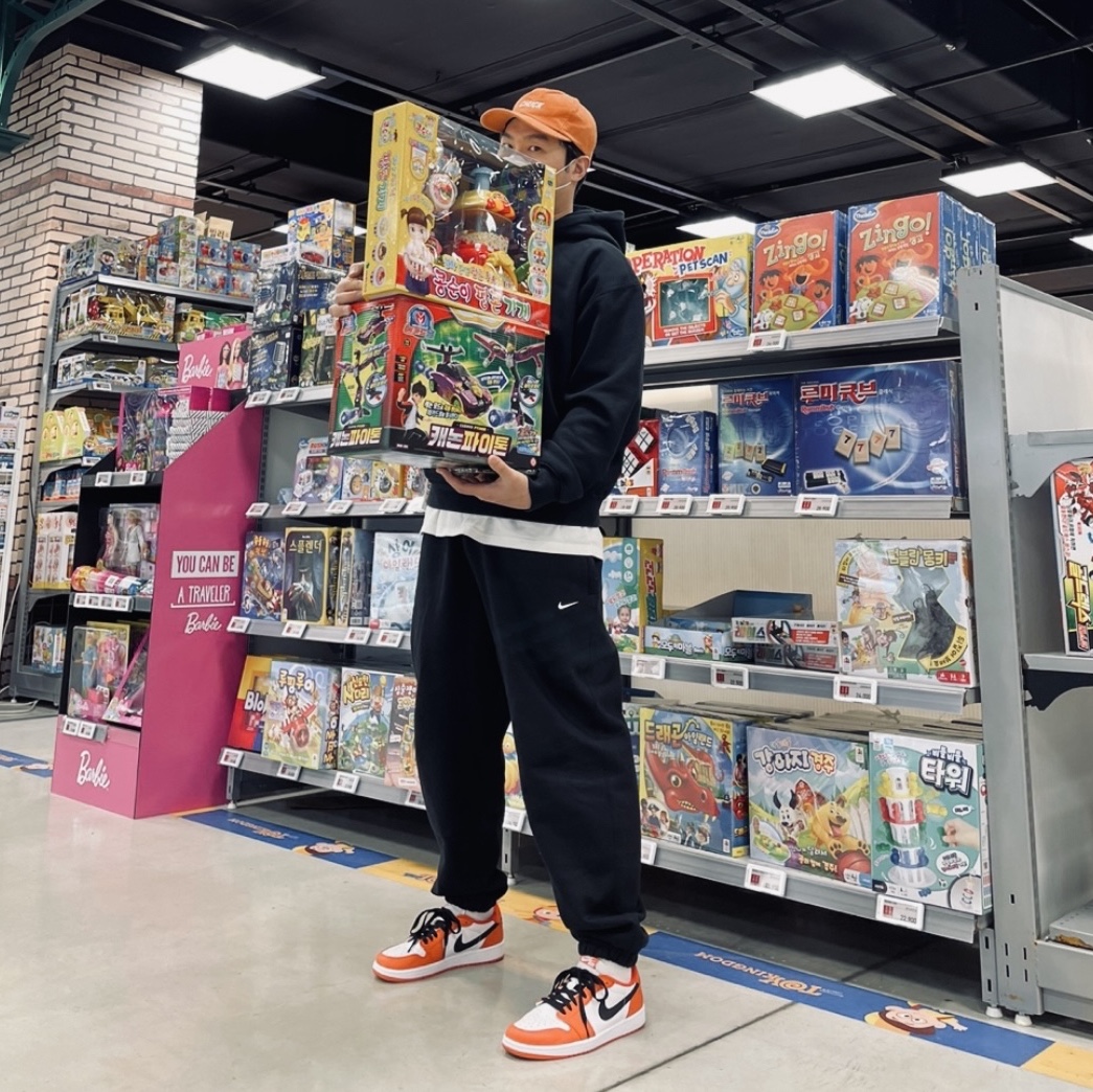 Jordan 1 Low OG Starfish, Nike M NRG Hoodie Black 착용 스타일