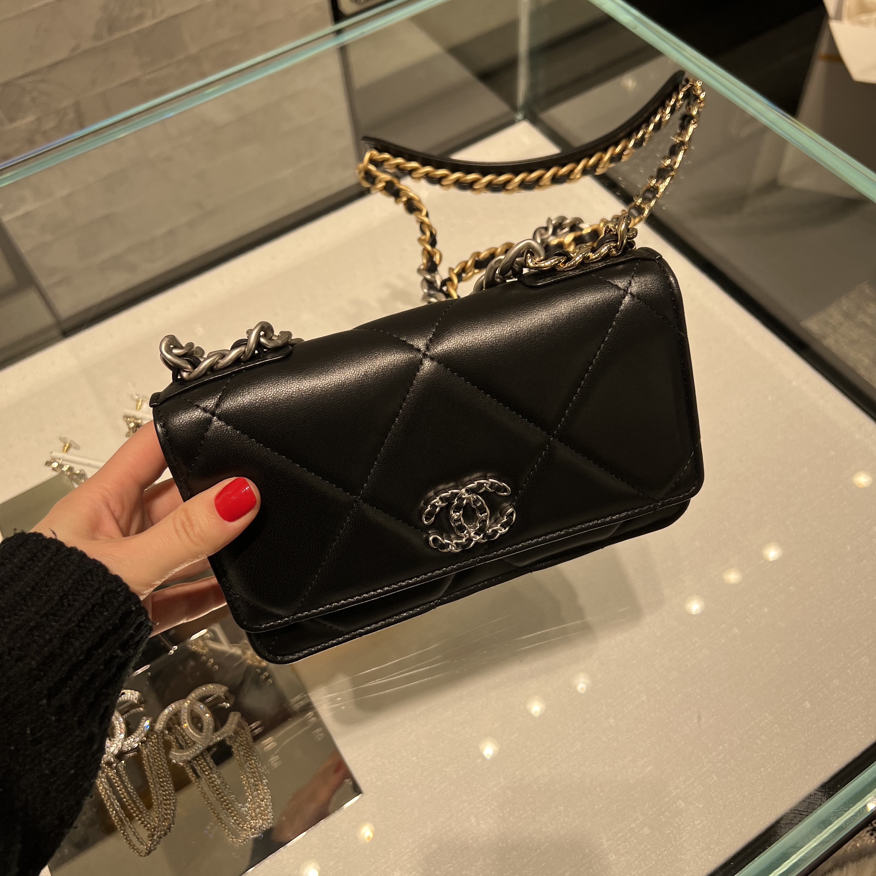 Chanel 19 Wallet On Chain Lambskin & Silver Black 착용 스타일 - 1