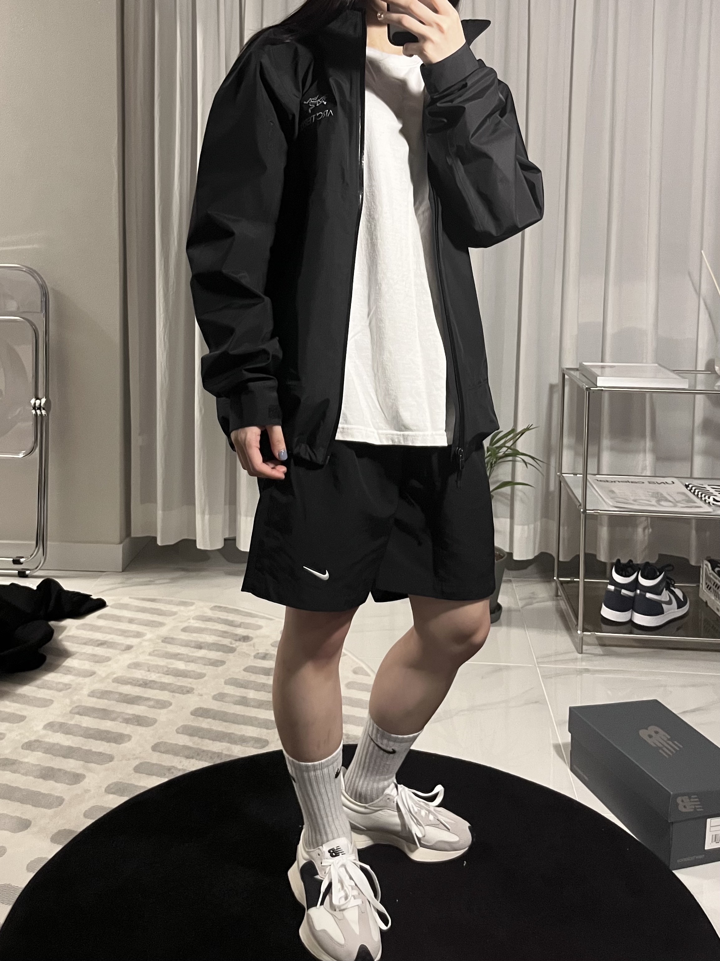 Arc'teryx Zeta SL Jacket Black, Nike NRG Solo Swoosh Shorts Black - Asia 착용 스타일 - 3