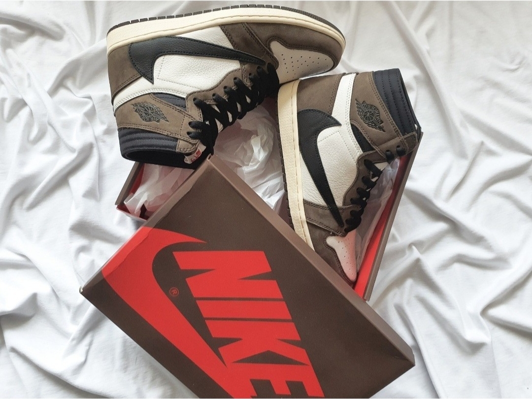 Jordan 1 x Travis Scott Retro High OG SP Mocha 착용 스타일 - 1