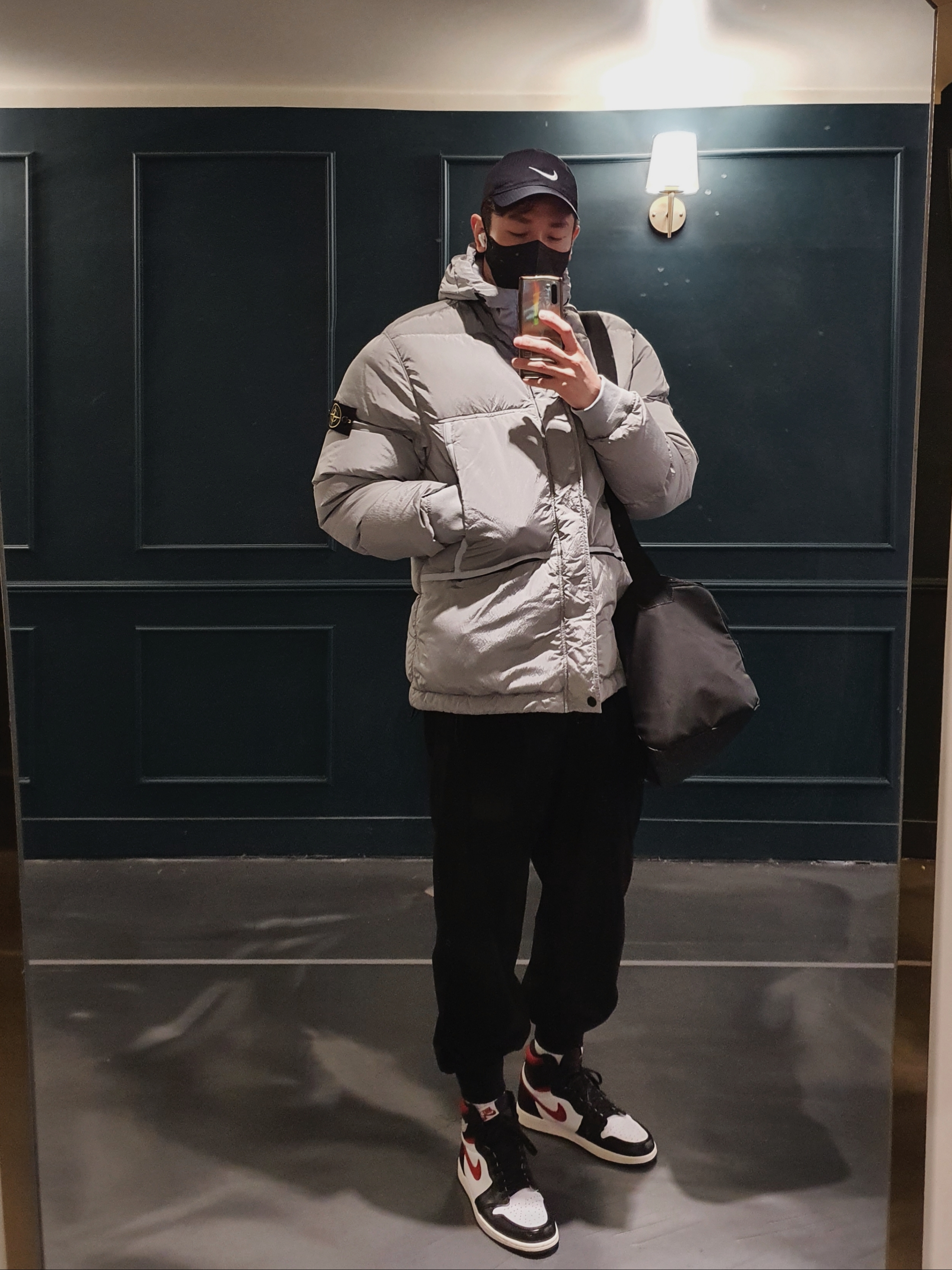 Stone Island 44508 Nylon Metal Down-TC Jacket Light Grey - 21FW, Jordan 1 Retro High OG Gym Red 착용 스타일 - 1