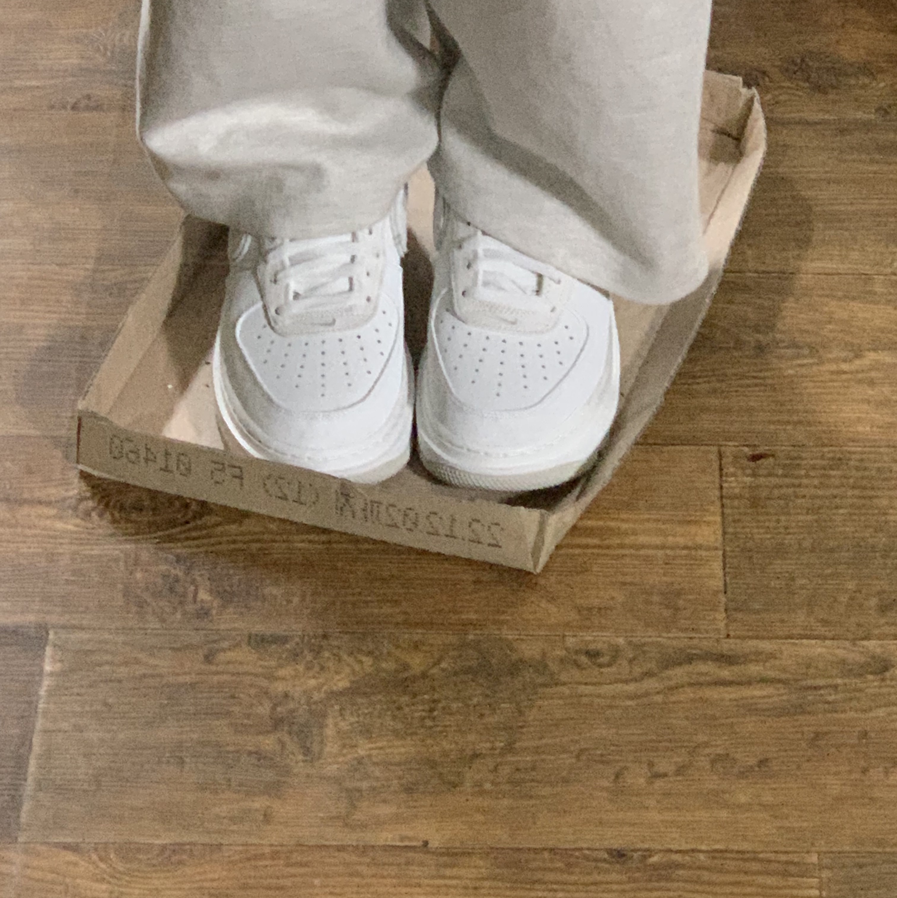 Nike Air Force 1 Luxe Summit White 착용 스타일 - 1