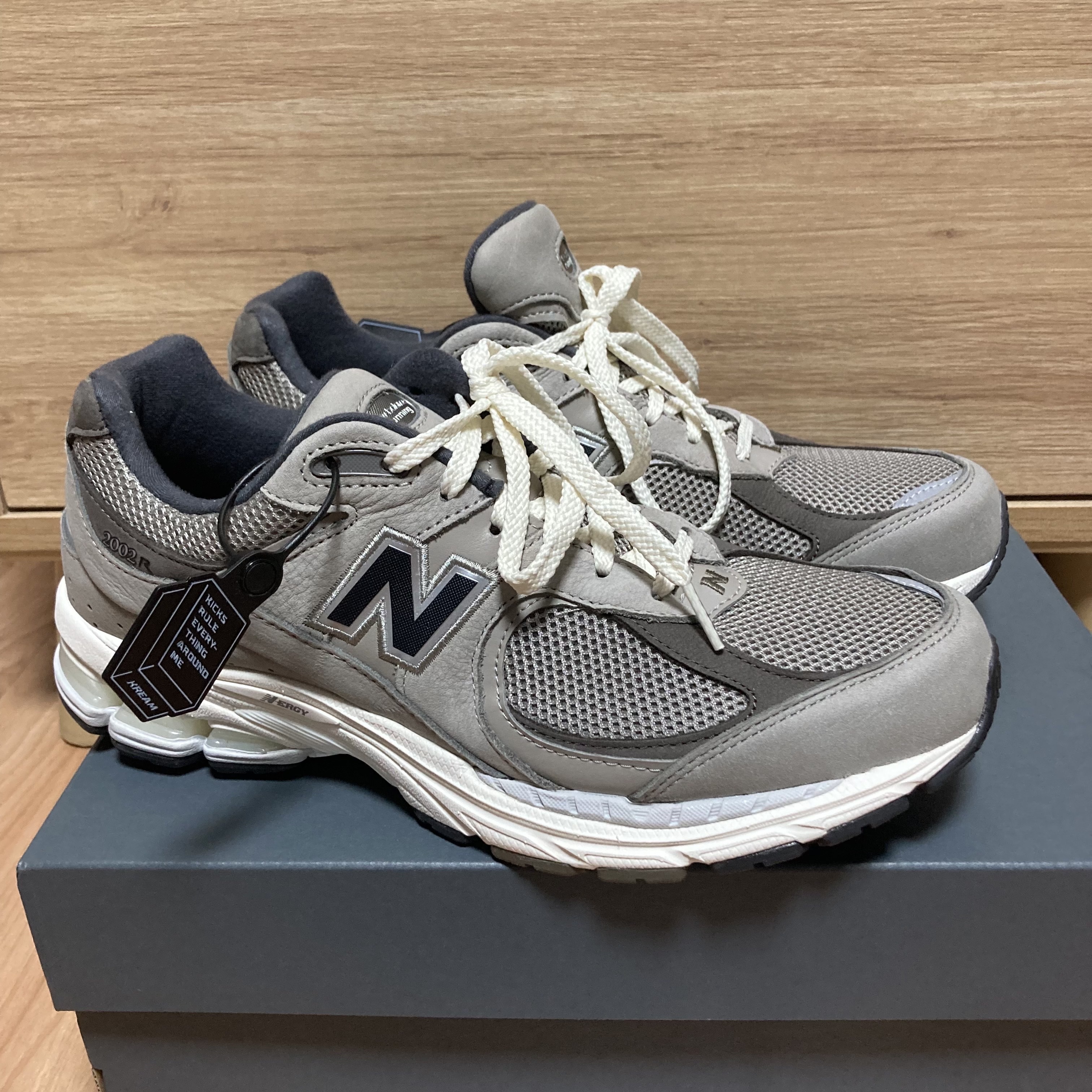 New Balance 2002 Warm Alpaca 착용 스타일 - 3