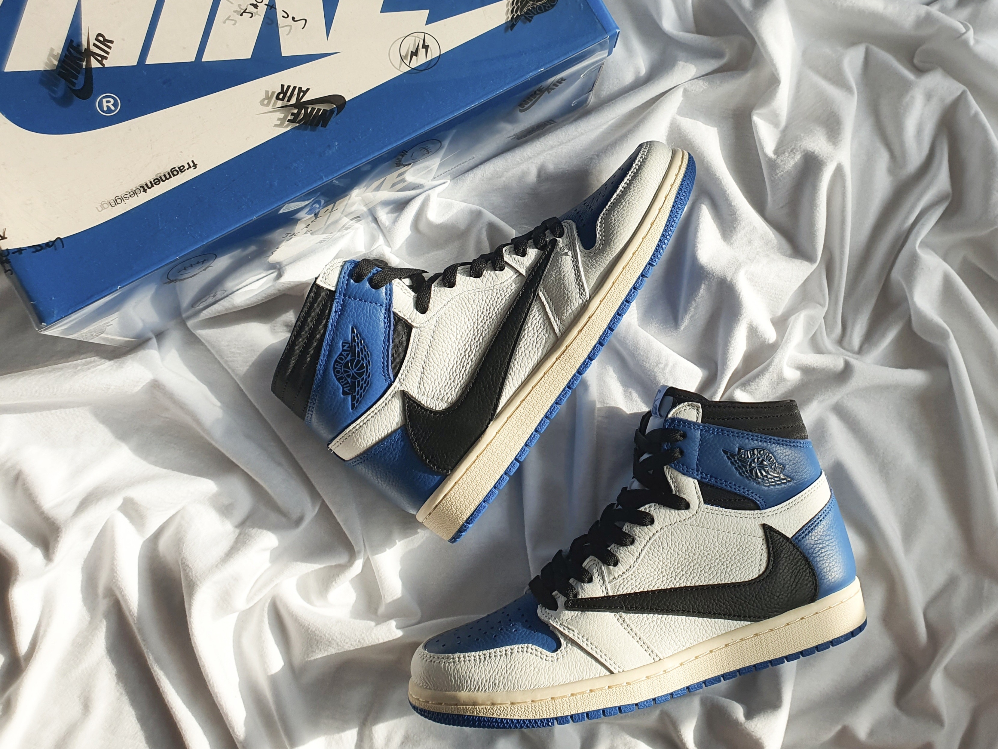 Jordan 1 x Travis Scott x Fragment Retro High OG SP Military Blue 착용 스타일 - 4
