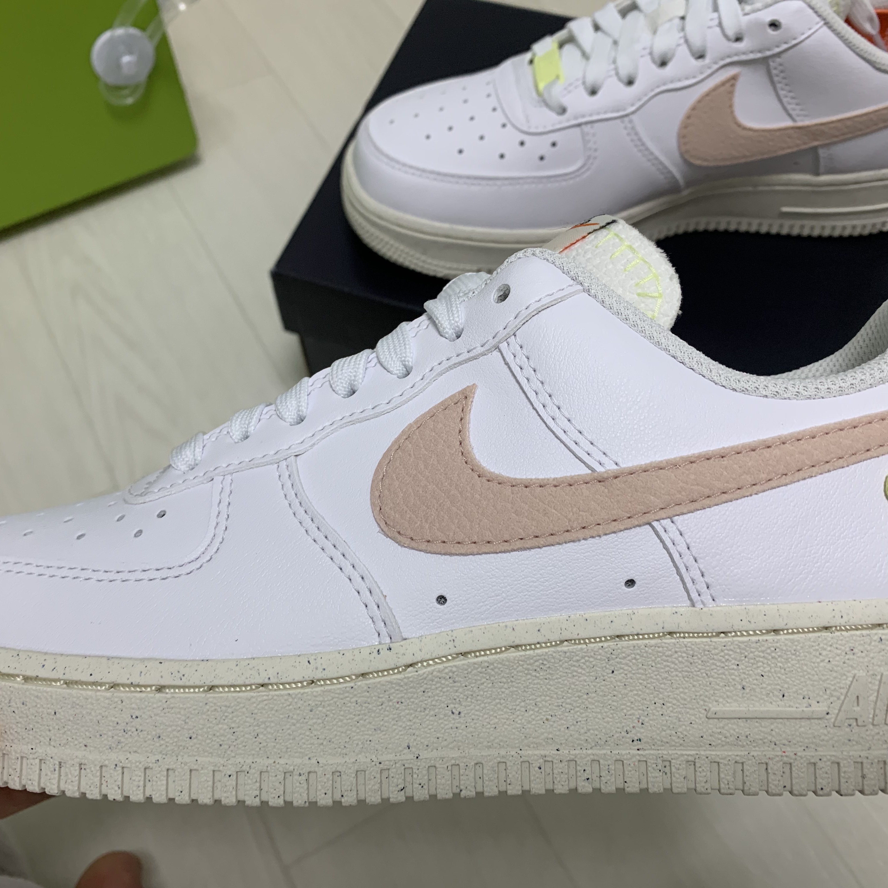 (W) Nike Air Force 1 '07 SE Next Nature White Pink Oxford 착용 스타일 - 3