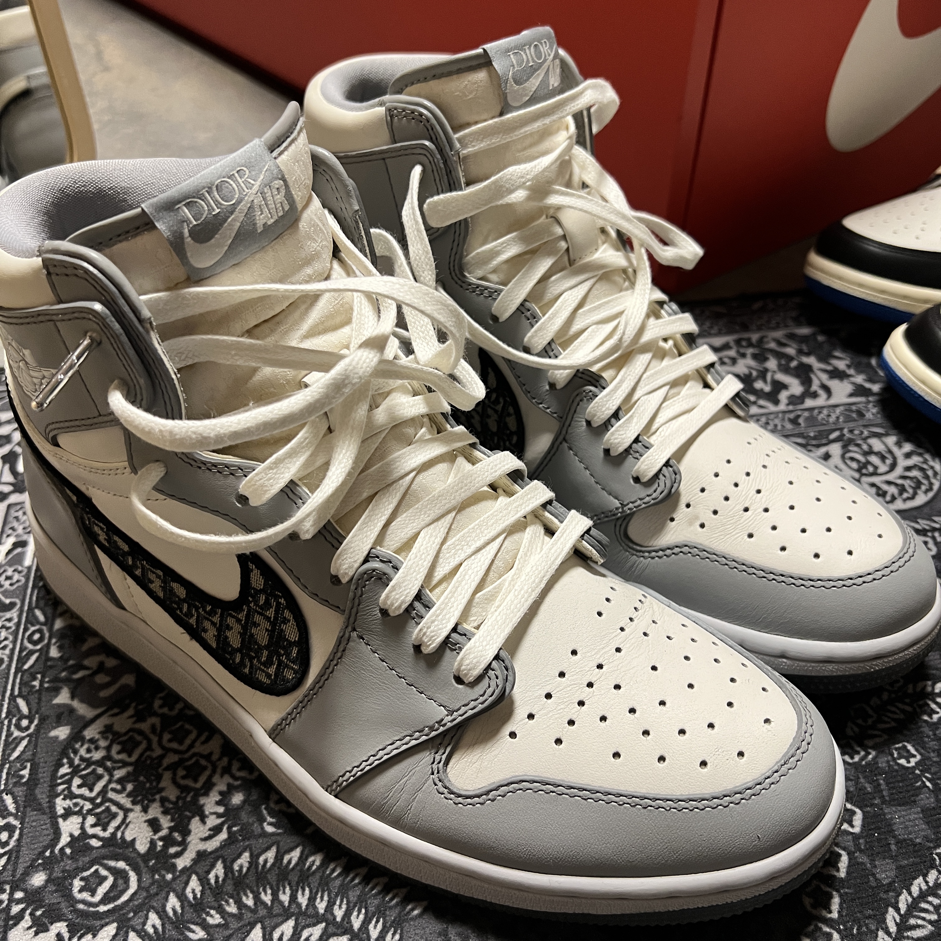 Jordan 1 x Dior High OG, Jordan 1 x Travis Scott x Fragment Retro Low OG SP Military Blue 착용 스타일 - 2