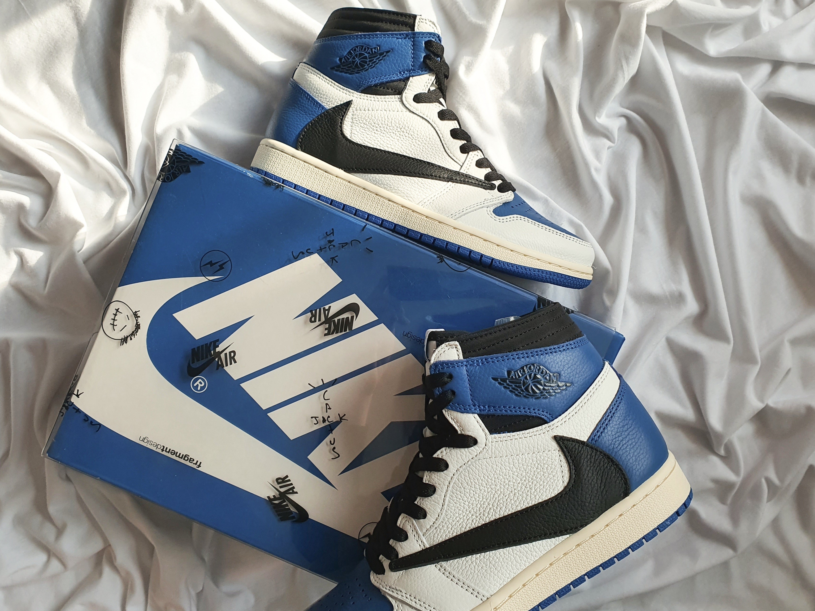 Jordan 1 x Travis Scott x Fragment Retro High OG SP Military Blue 착용 스타일 - 5