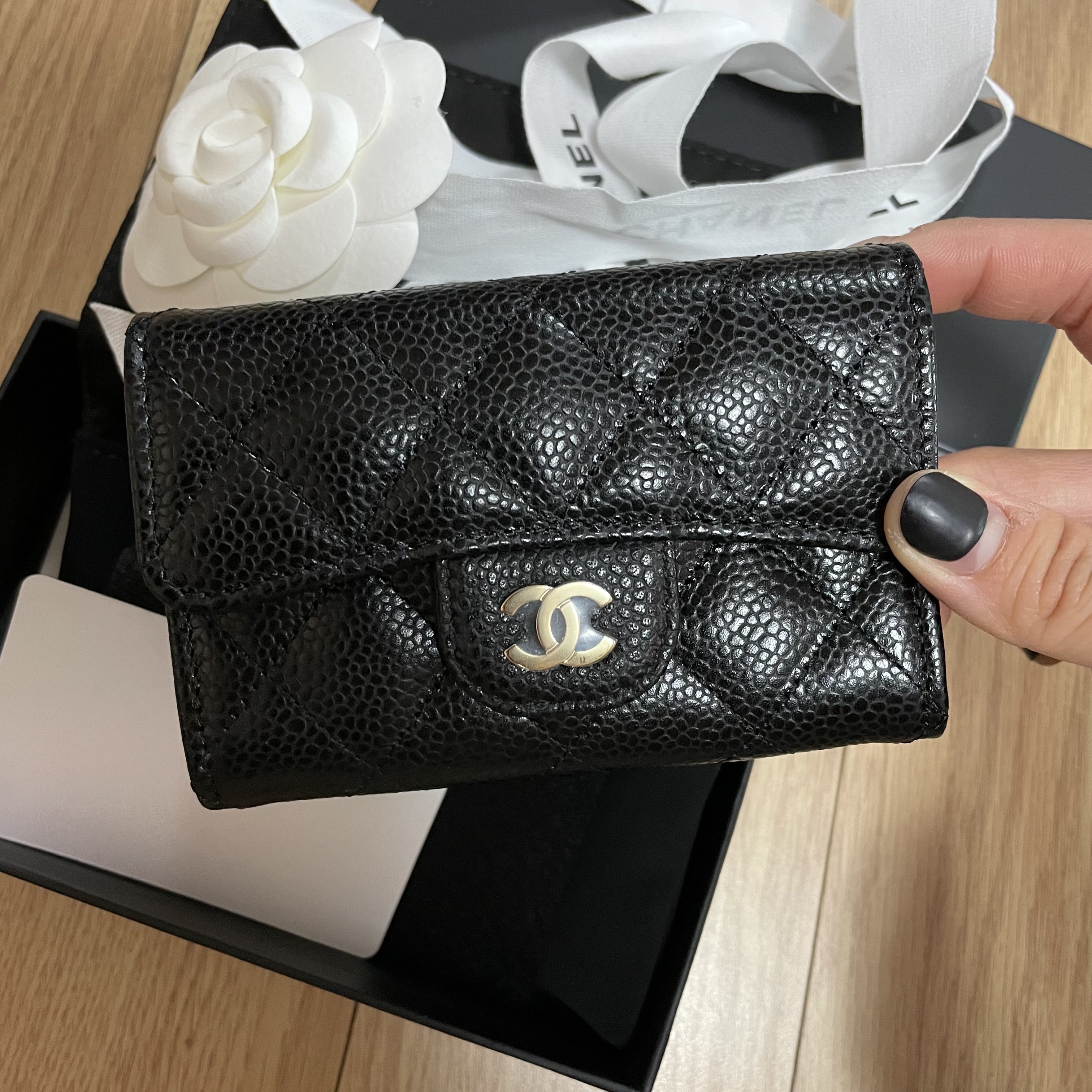 Chanel Classic Card Holder Grained Calfskin & Gold Black 착용 스타일