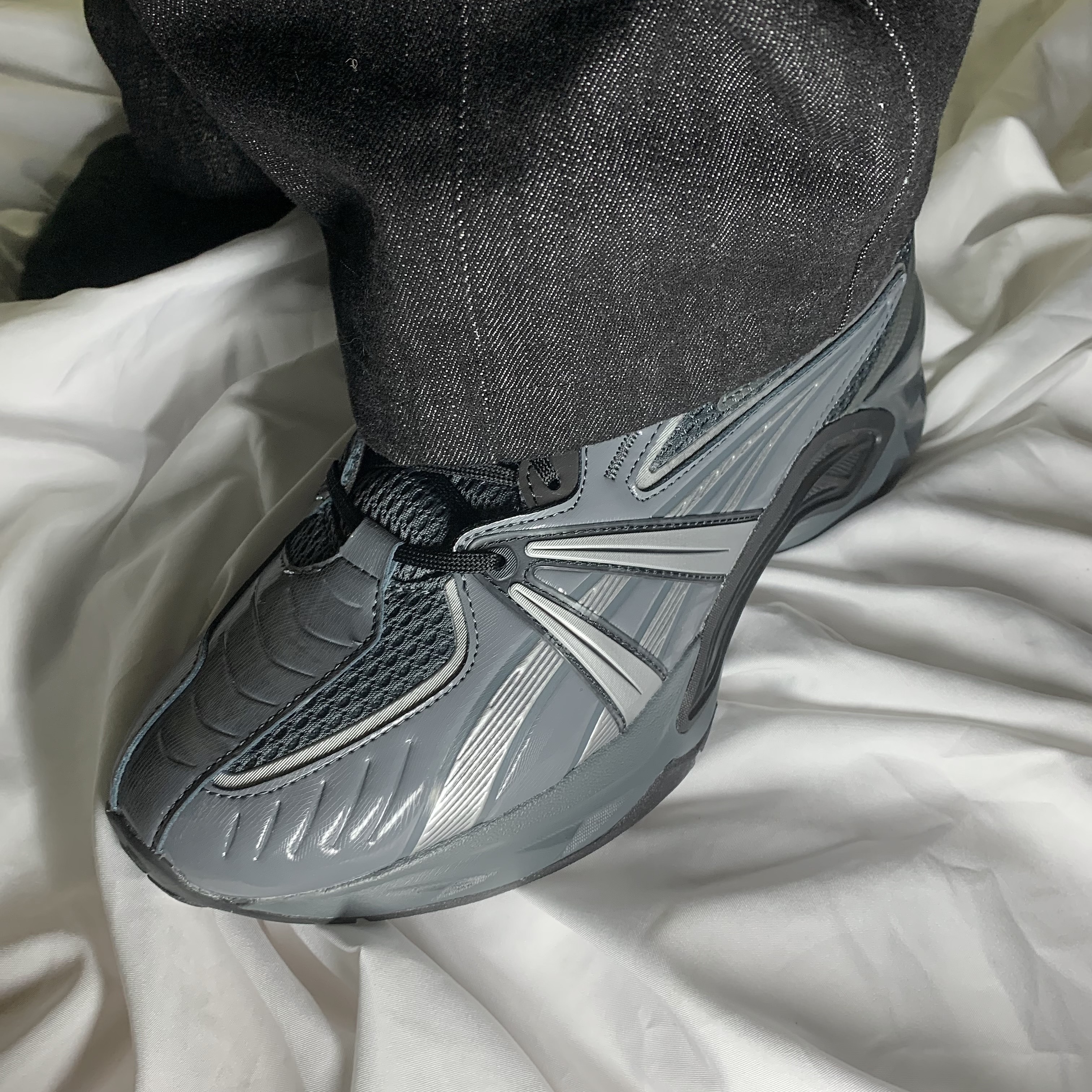 Asics HN2-S Protoblast Steel Grey 착용 스타일