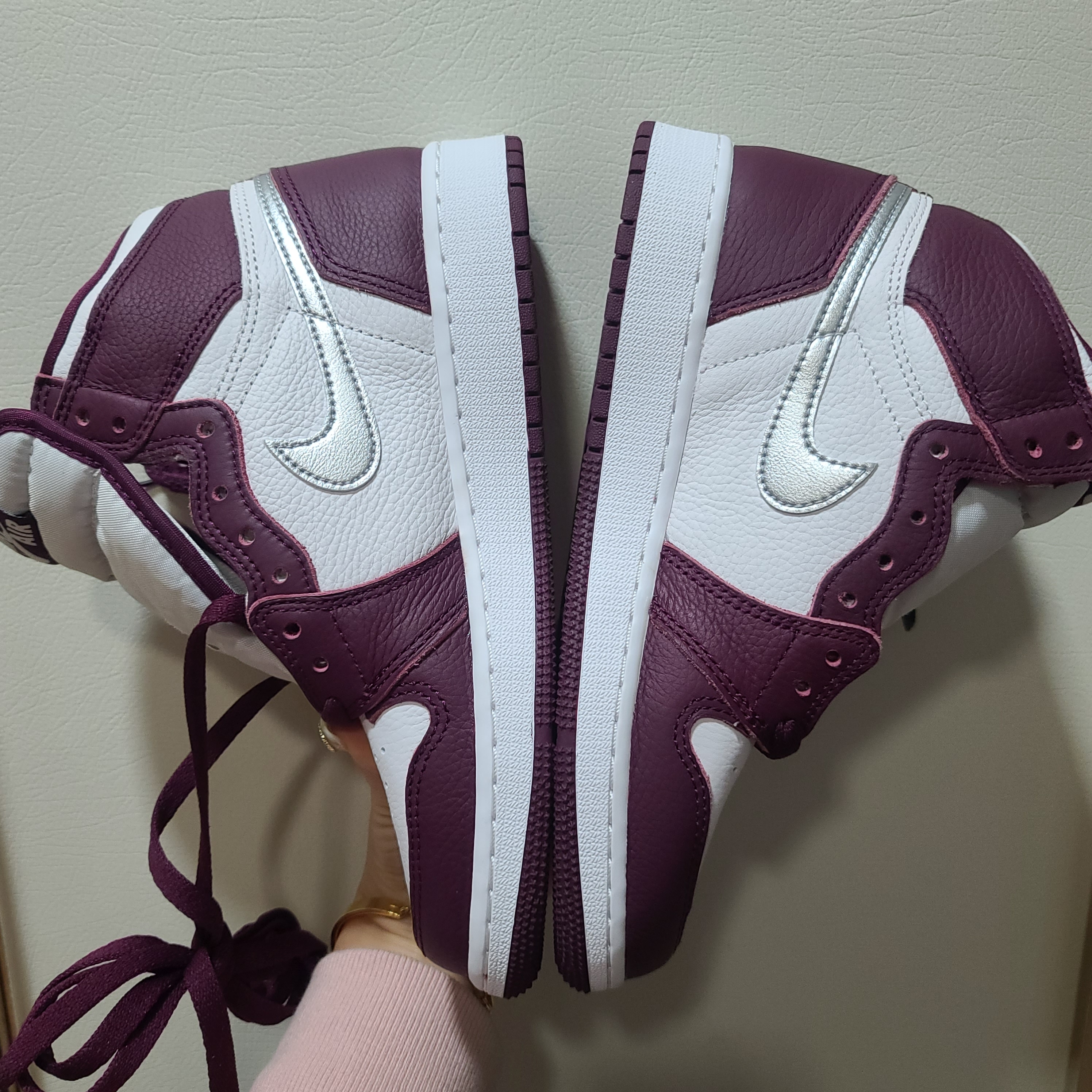 (GS) Jordan 1 Retro High OG Bordeaux, Jordan 1 Retro High OG Bordeaux 착용 스타일 - 1