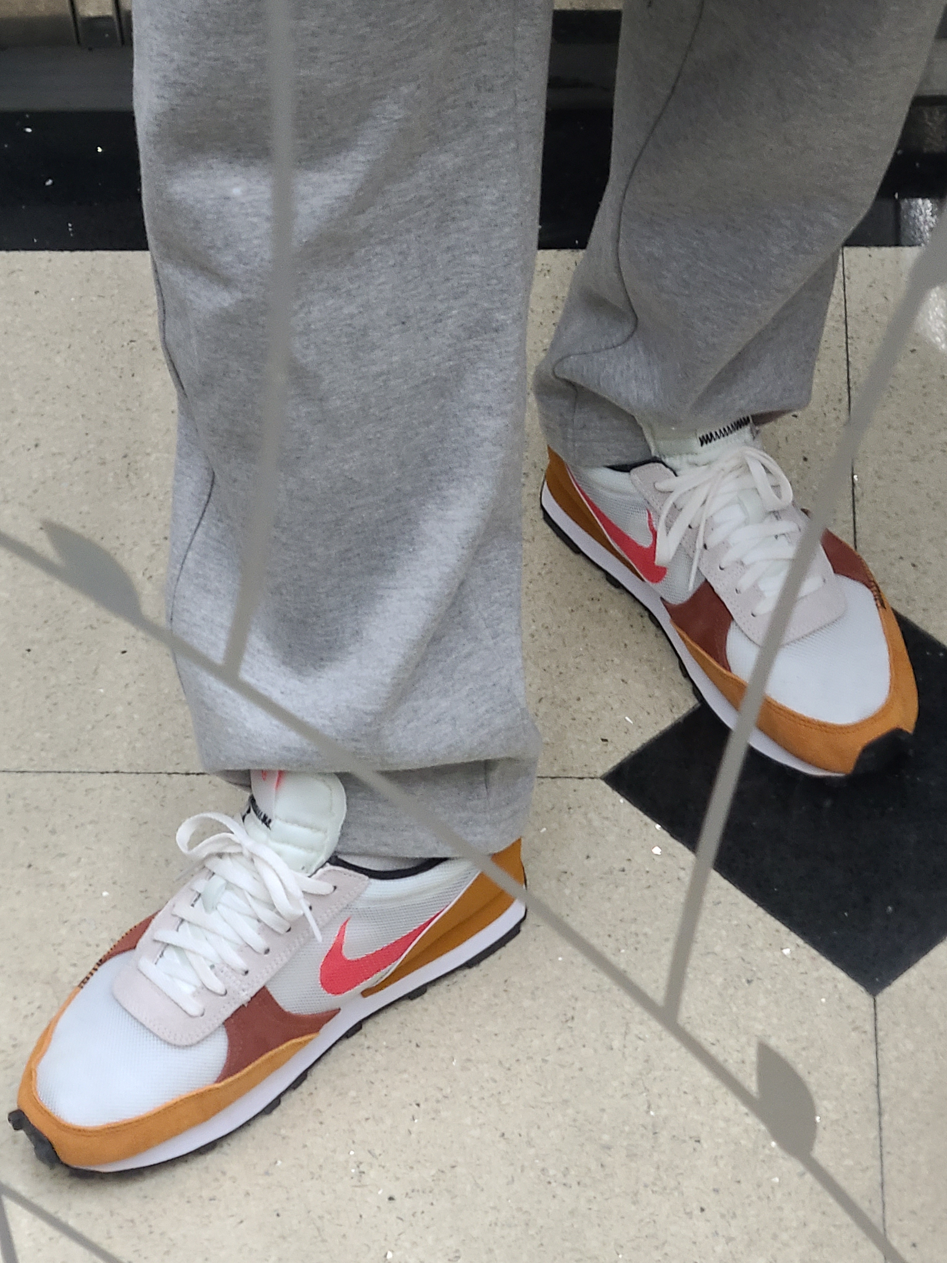 Nike Daybreak Type White Bright Crimson 착용 스타일