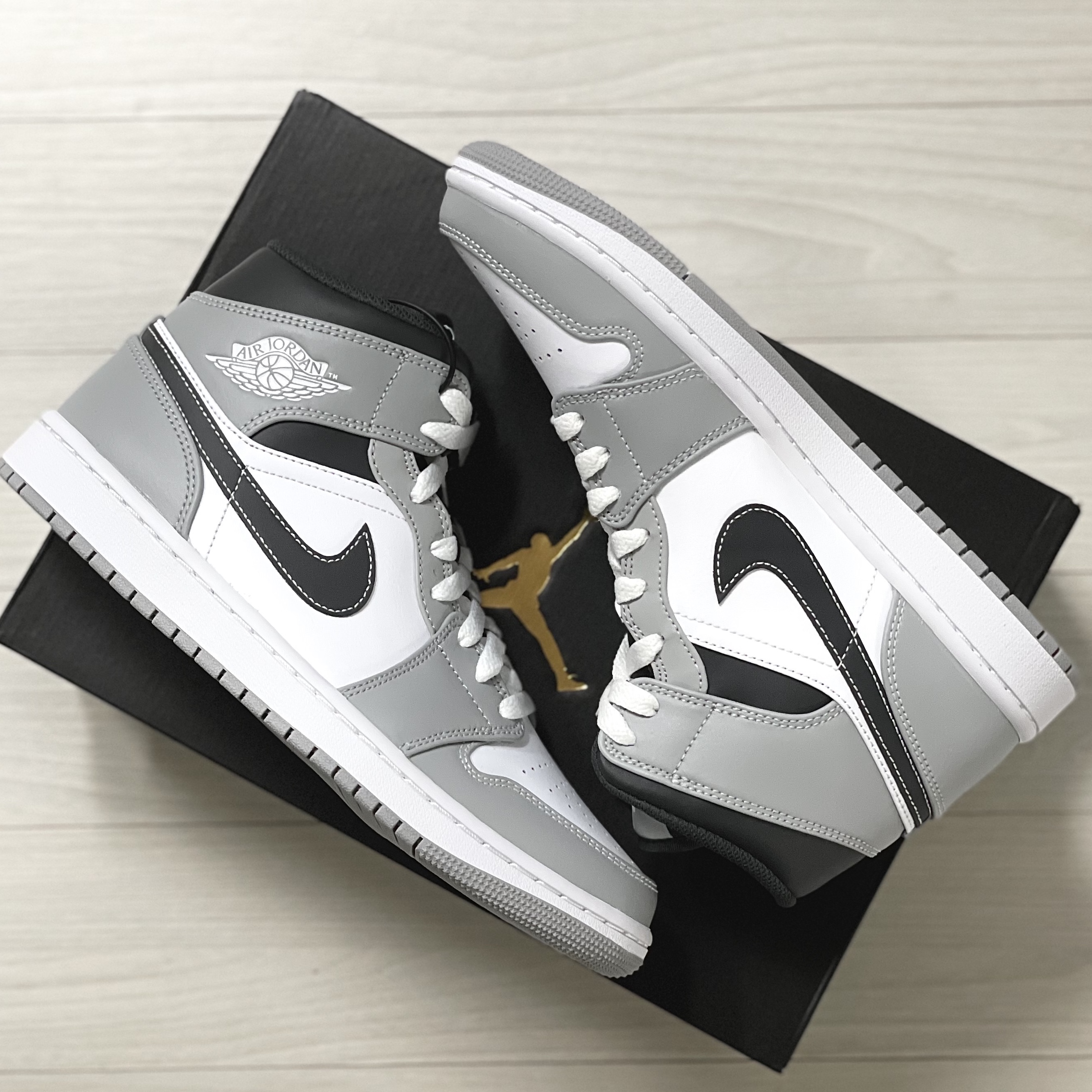 Jordan 1 Mid Light Smoke Grey Anthracite 착용 스타일 - 1