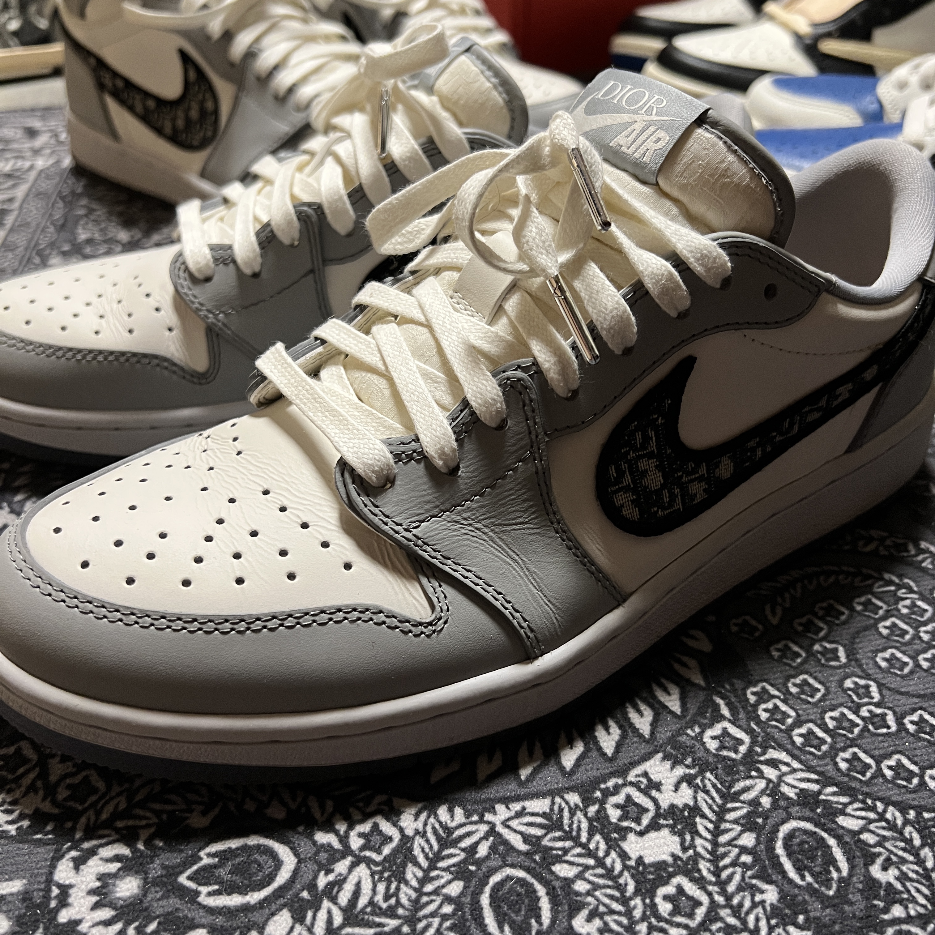 Jordan 1 x Dior High OG, Jordan 1 x Travis Scott x Fragment Retro Low OG SP Military Blue 착용 스타일 - 3