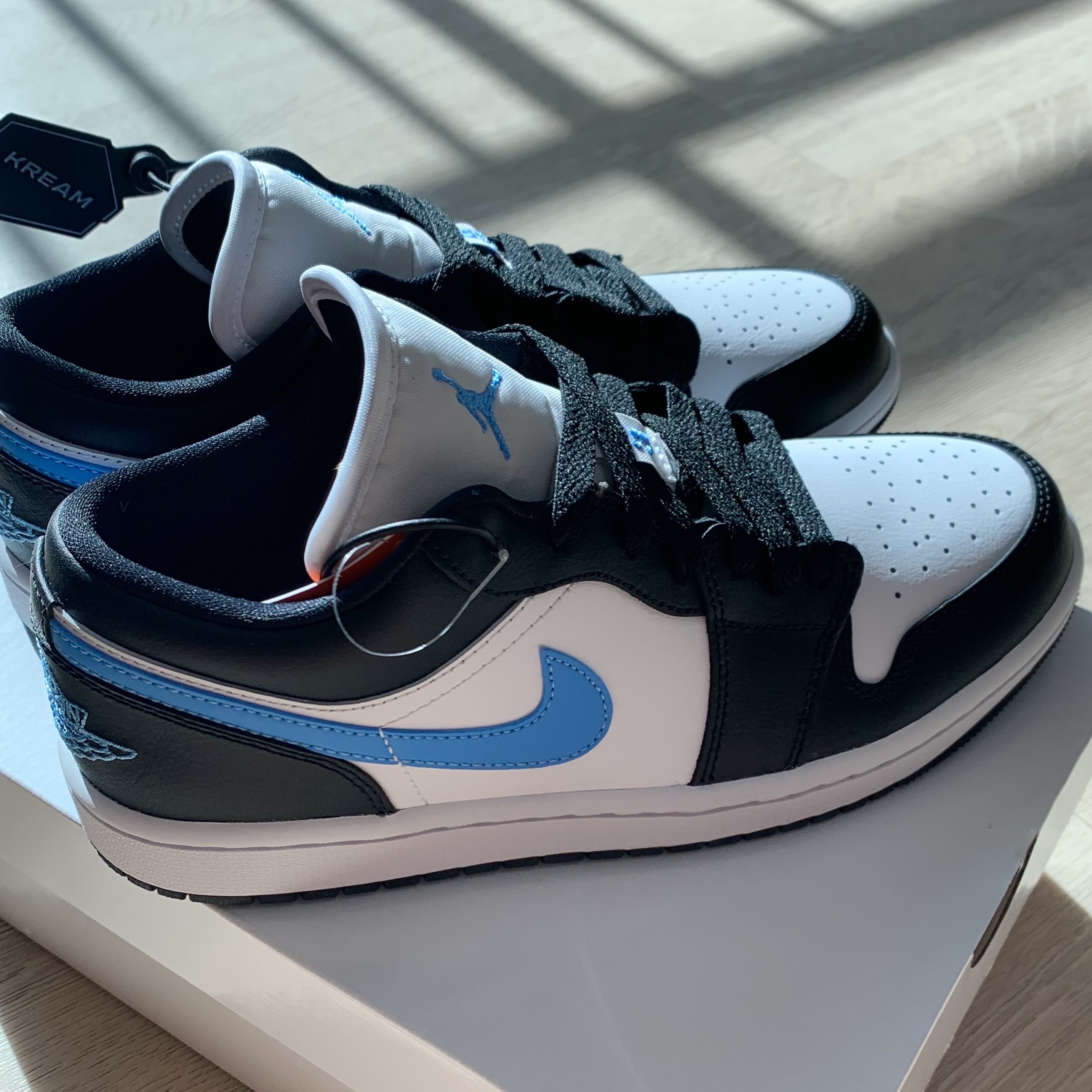 (W) Jordan 1 Low Black University Blue 착용 스타일 - 1