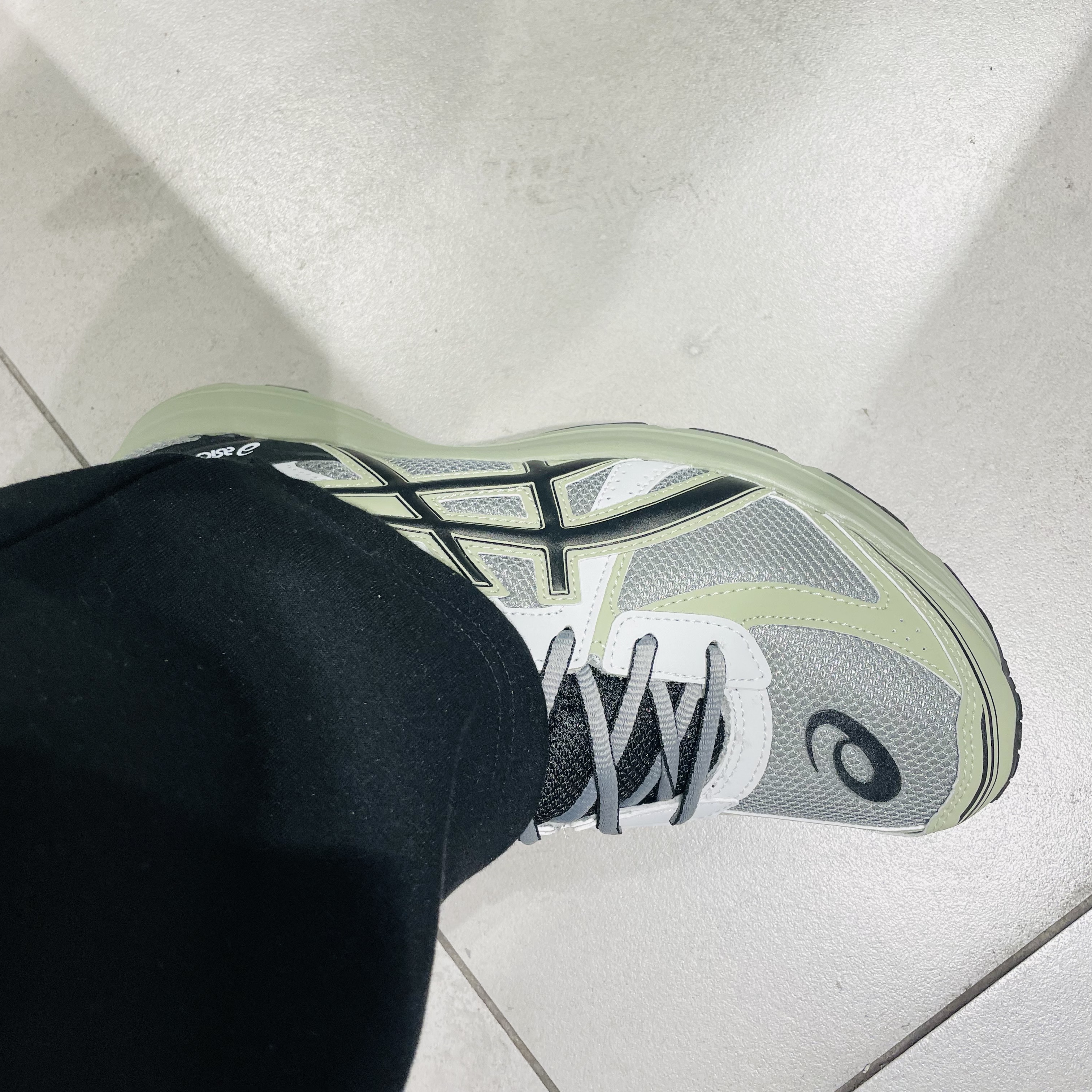 Asics Jog 100 S Sheet Rock - 2E Wide 착용 스타일