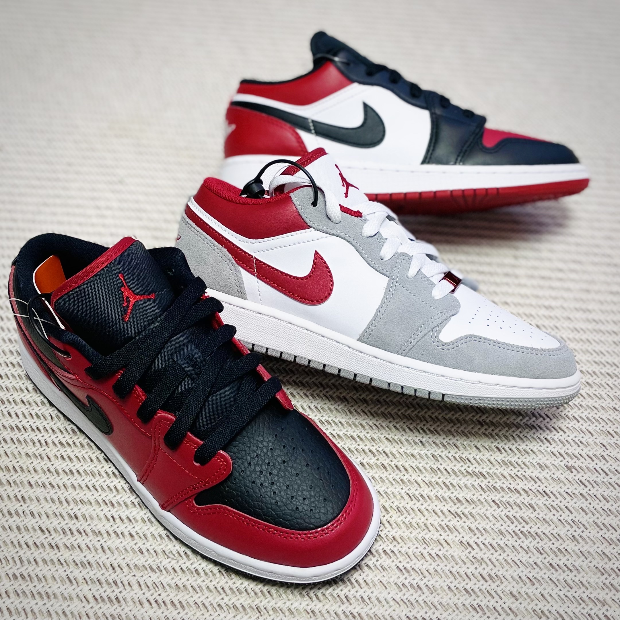 (GS) Jordan 1 Low SE Light Smoke Grey Gym Red 착용 스타일 - 3