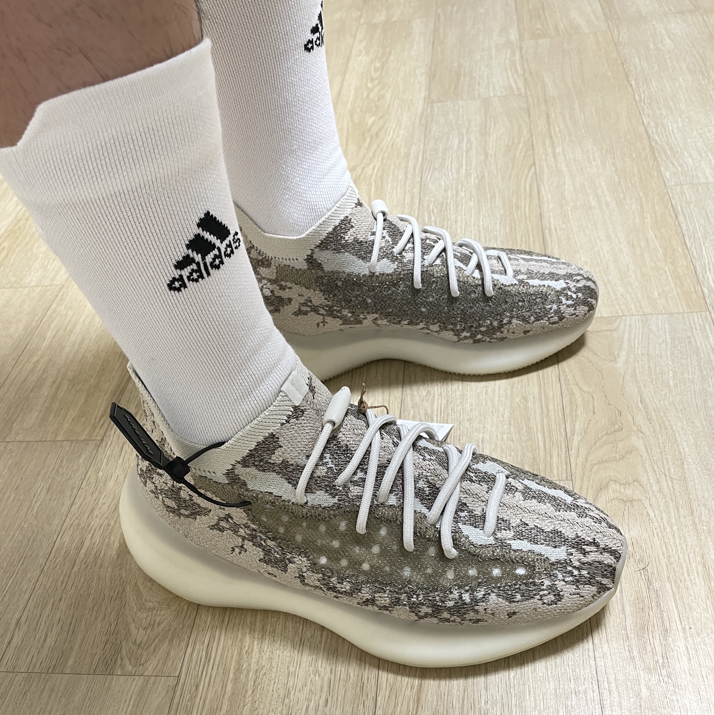 Adidas Yeezy Boost 380 Pyrite 착용 스타일 - 2