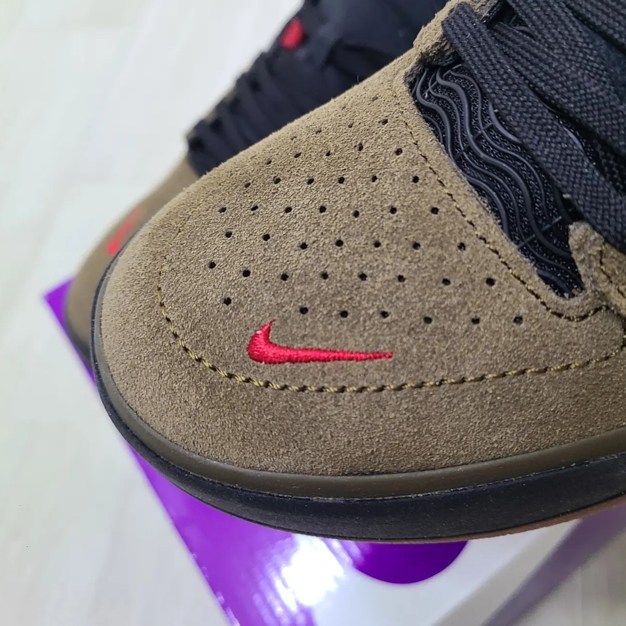 Nike SB Ishod Wair Light Olive 착용 스타일 - 3