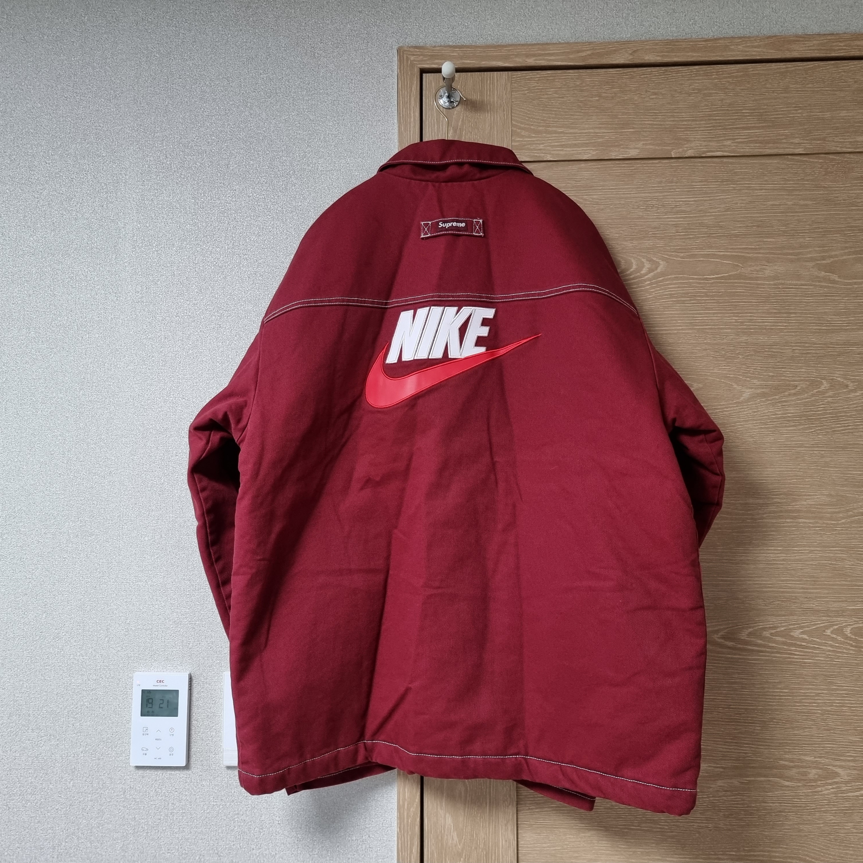 Supreme x Nike Double Zip Quilted Work Jacket Mustard - 18FW, Supreme x Nike Double Zip Quilted Work Jacket Burgundy - 18FW 착용 스타일 - 4
