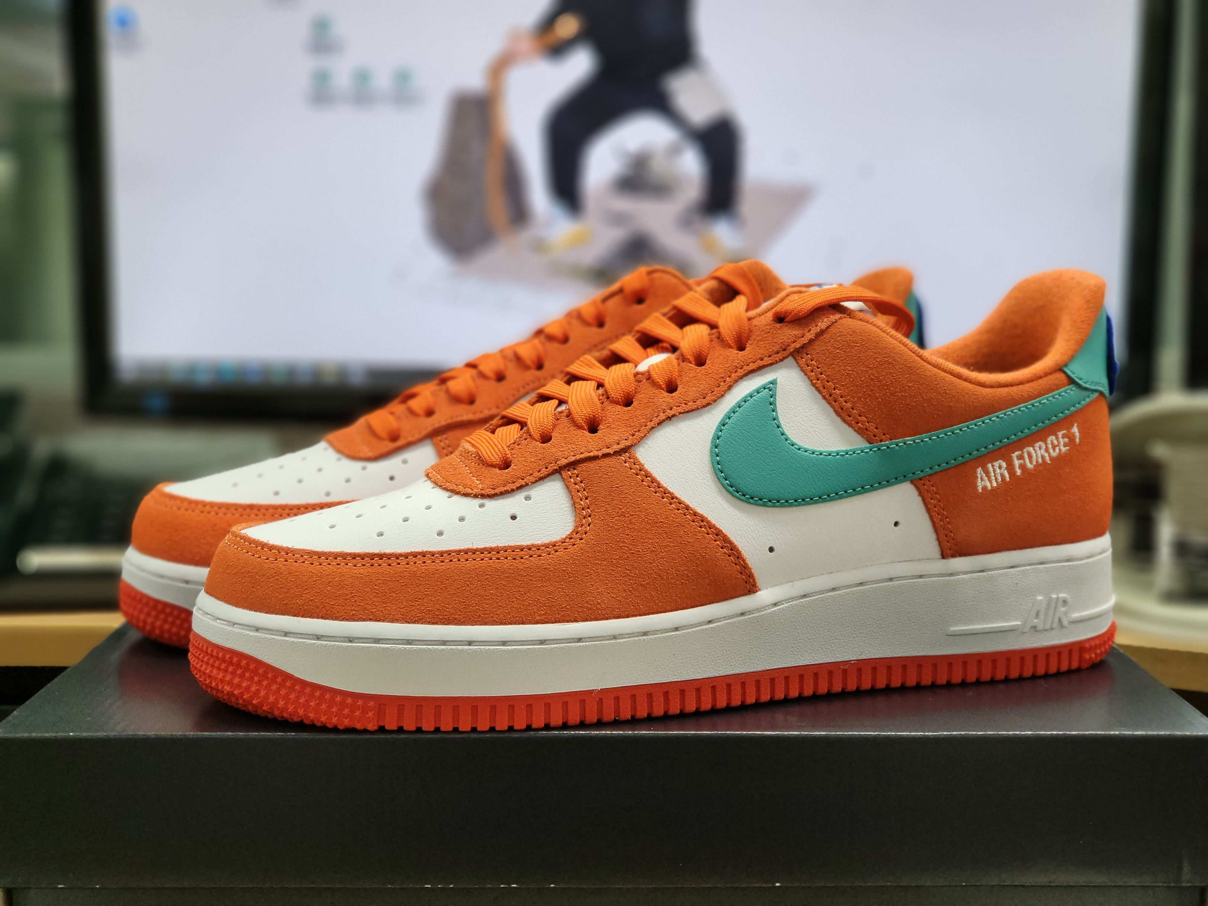 Nike Air Force 1 '07 LV8 Athletic Club Rush Orange Washed Teal 착용 스타일