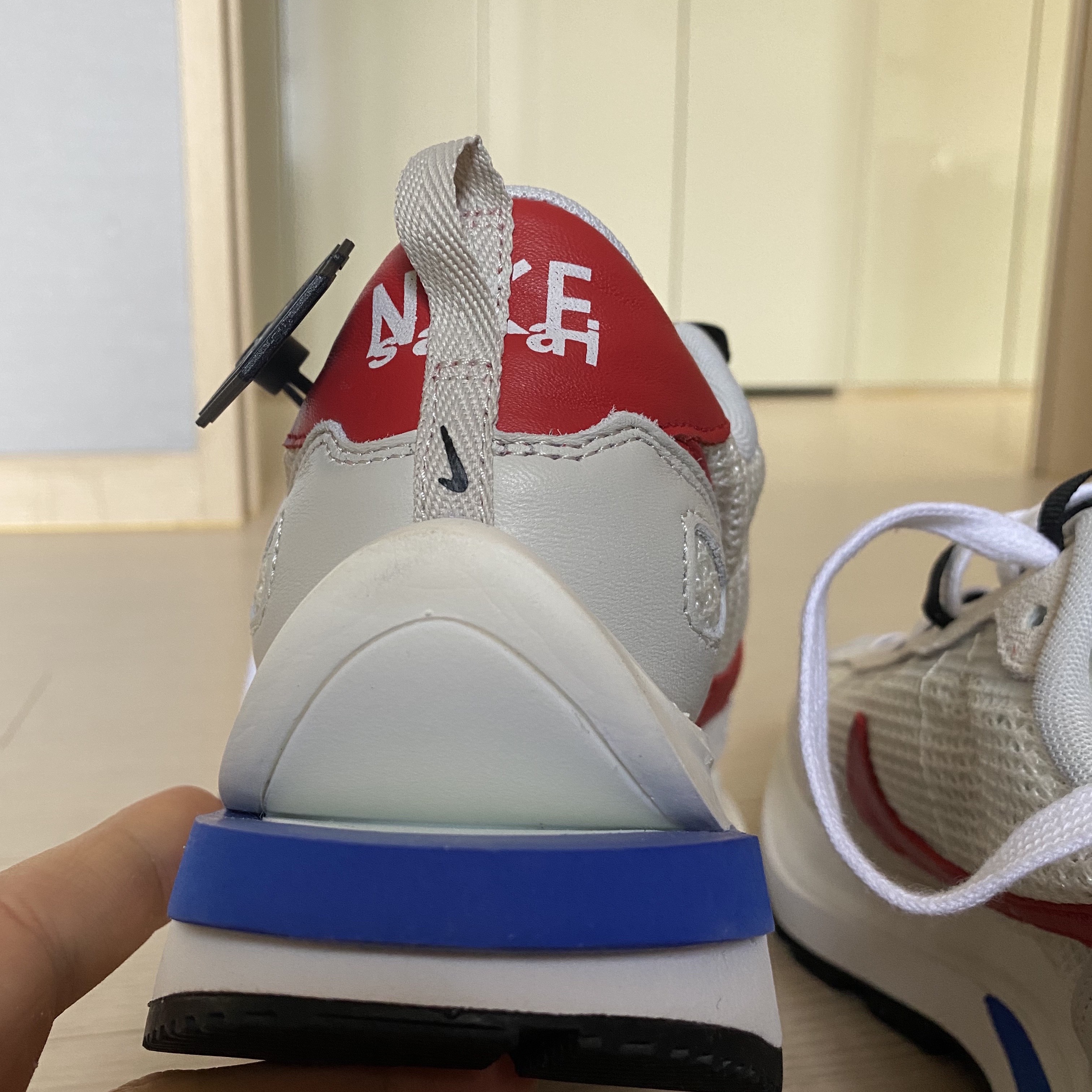 Nike x Sacai VaporWaffle Royal Fuchsia 착용 스타일 - 5
