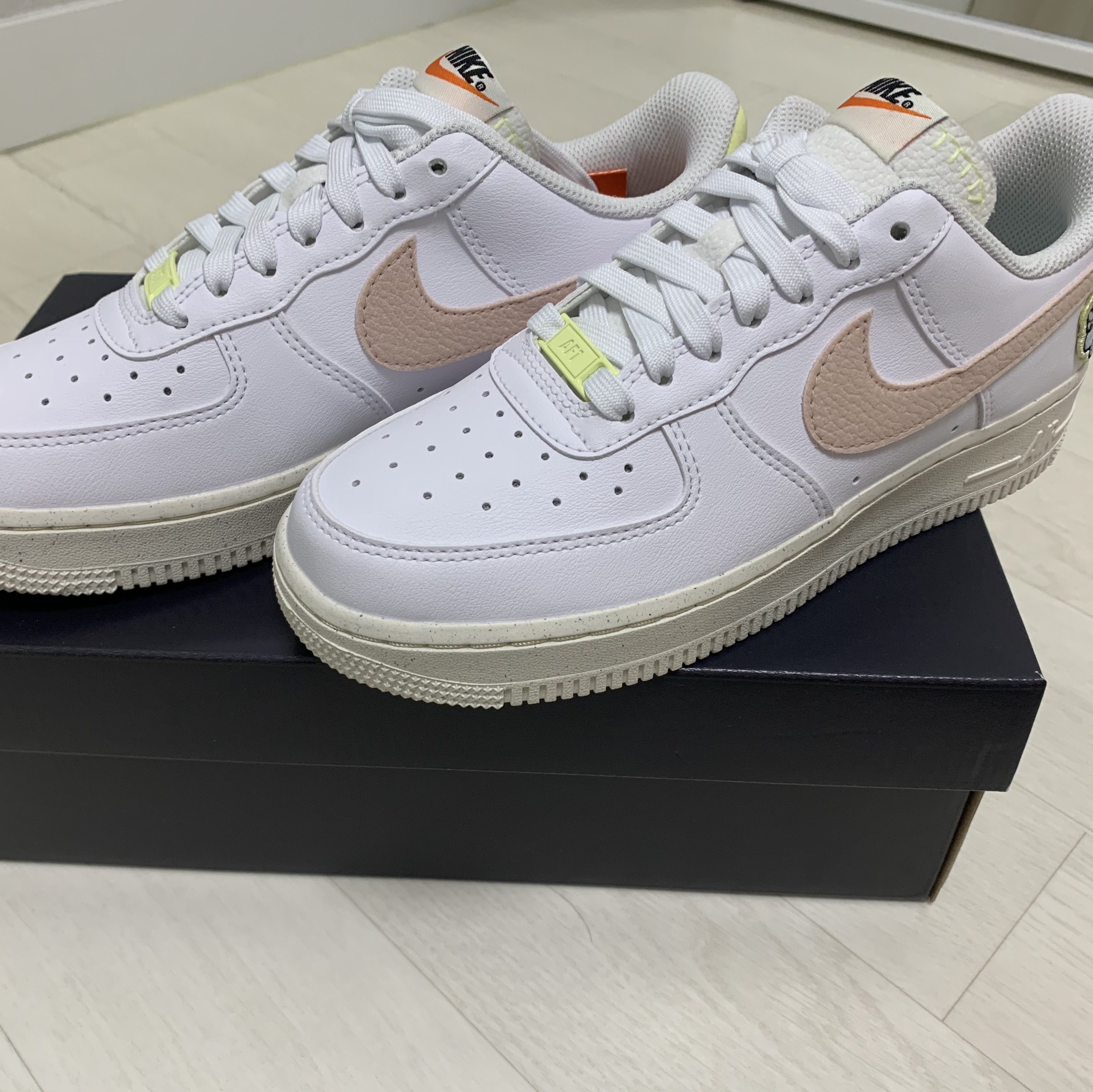 (W) Nike Air Force 1 '07 SE Next Nature White Pink Oxford 착용 스타일 - 1