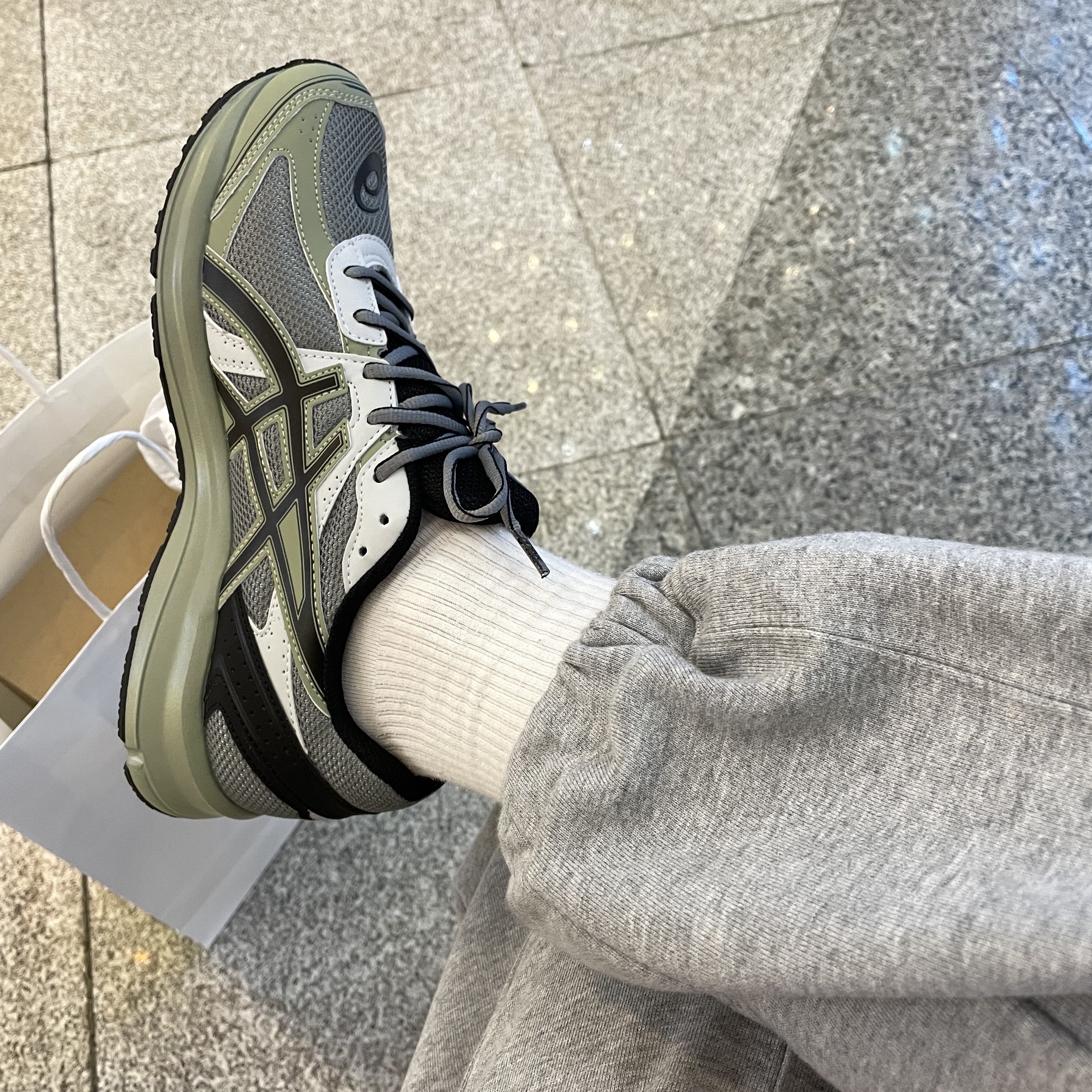 Asics Jog 100 S Sheet Rock - 2E Wide 착용 스타일 - 2
