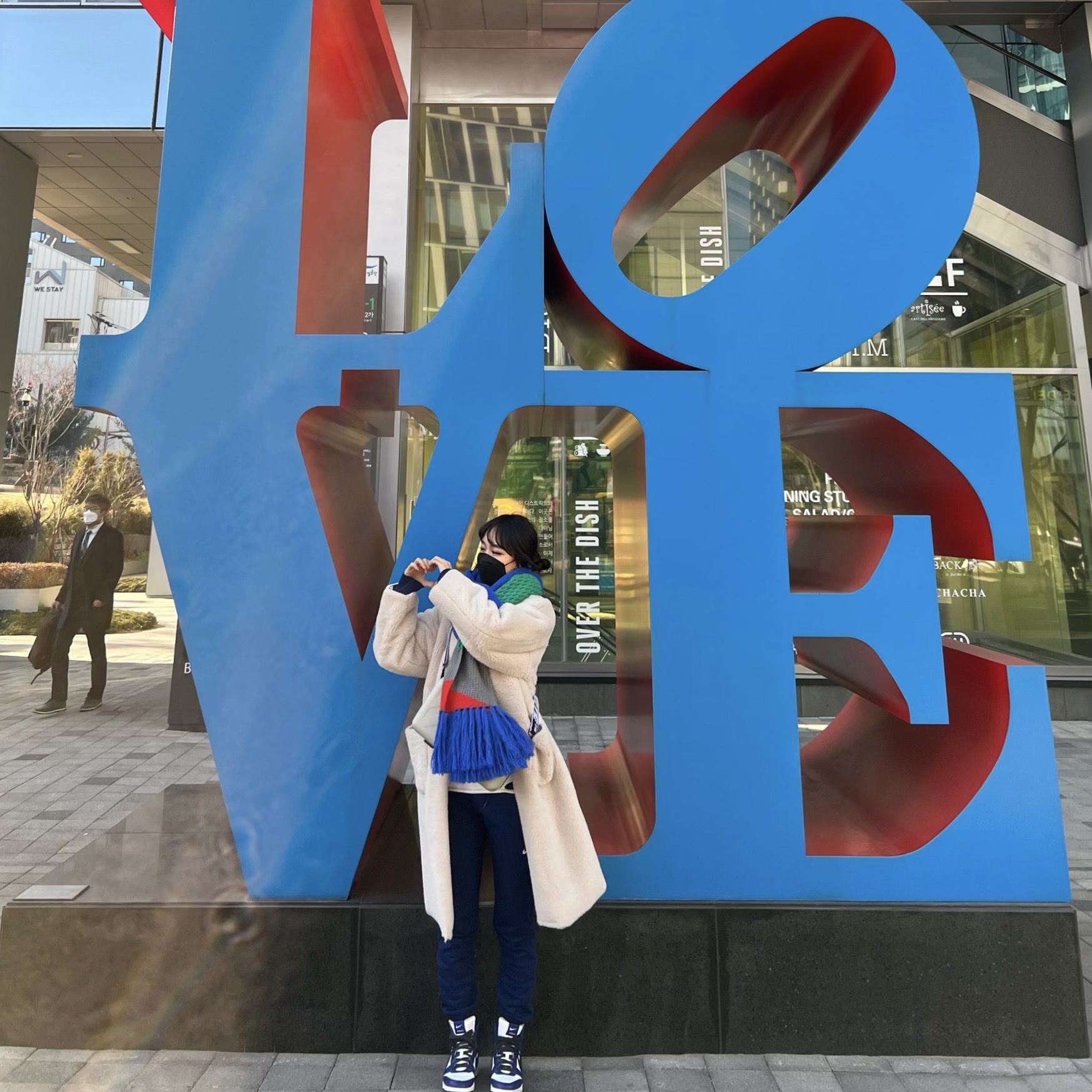 Ader Error x Zara Scarf Blue, Off-White x Amore Pacific Protection Box (Without Cosmetics) 착용 스타일 - 3